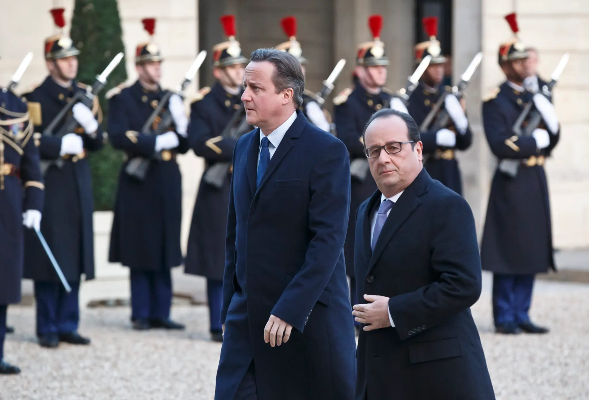 Britský premiér David Cameron (vľavo) a francúzsky prezident Francois Hollande