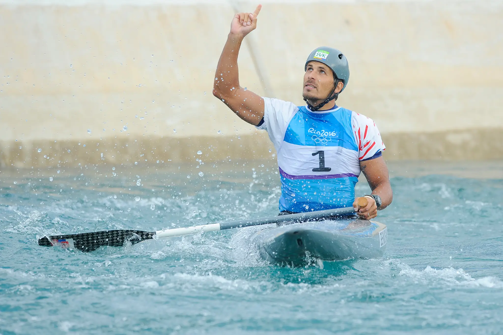 Matej Beňuš sa teší po finálovej jazde kategórie C1 vo vodnom slalome počas  XXXI. letných olympijských hier v Riu de Janeiro.