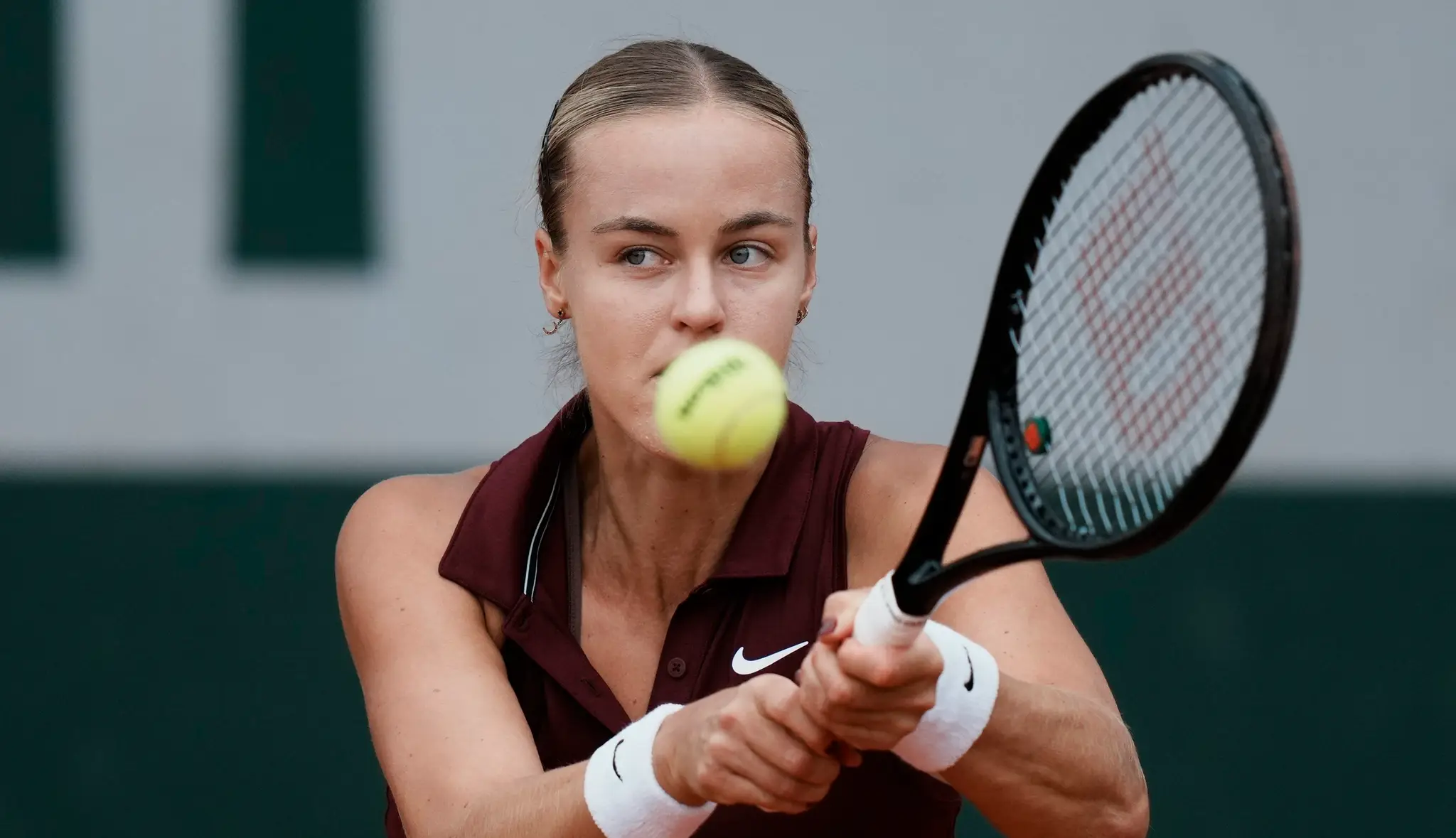 Slovenská tenistka Anna Karolína Schmiedlová odvracia úder Danke Koviničovej z Čiernej Hory.
