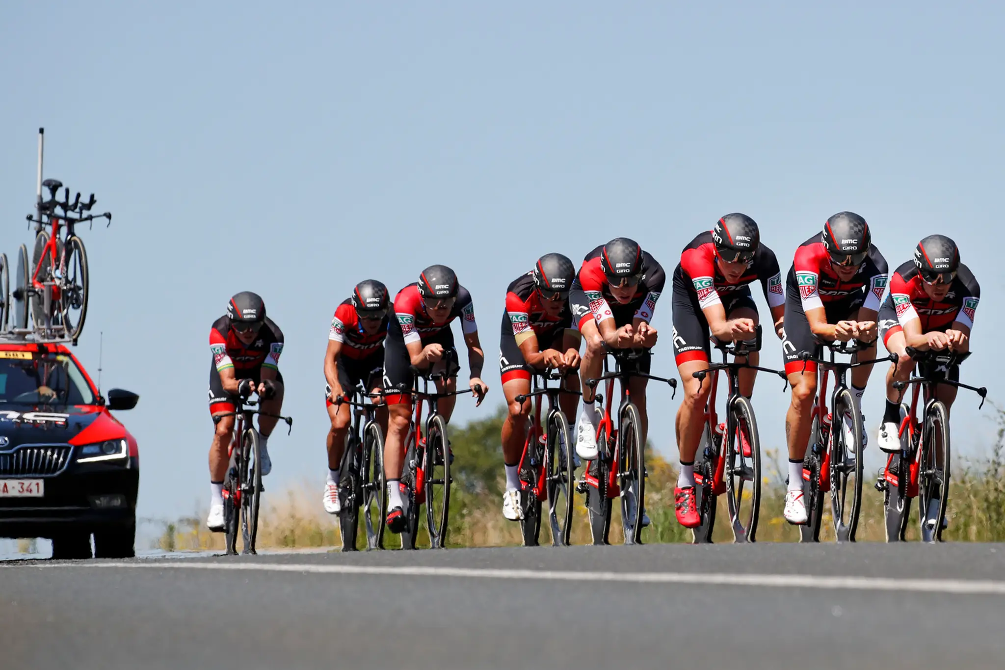 Tím BMC Racing počas počas jazdy na trati časovky družstiev na 35,5 km v 3. etape na pretekoch Tour de France.