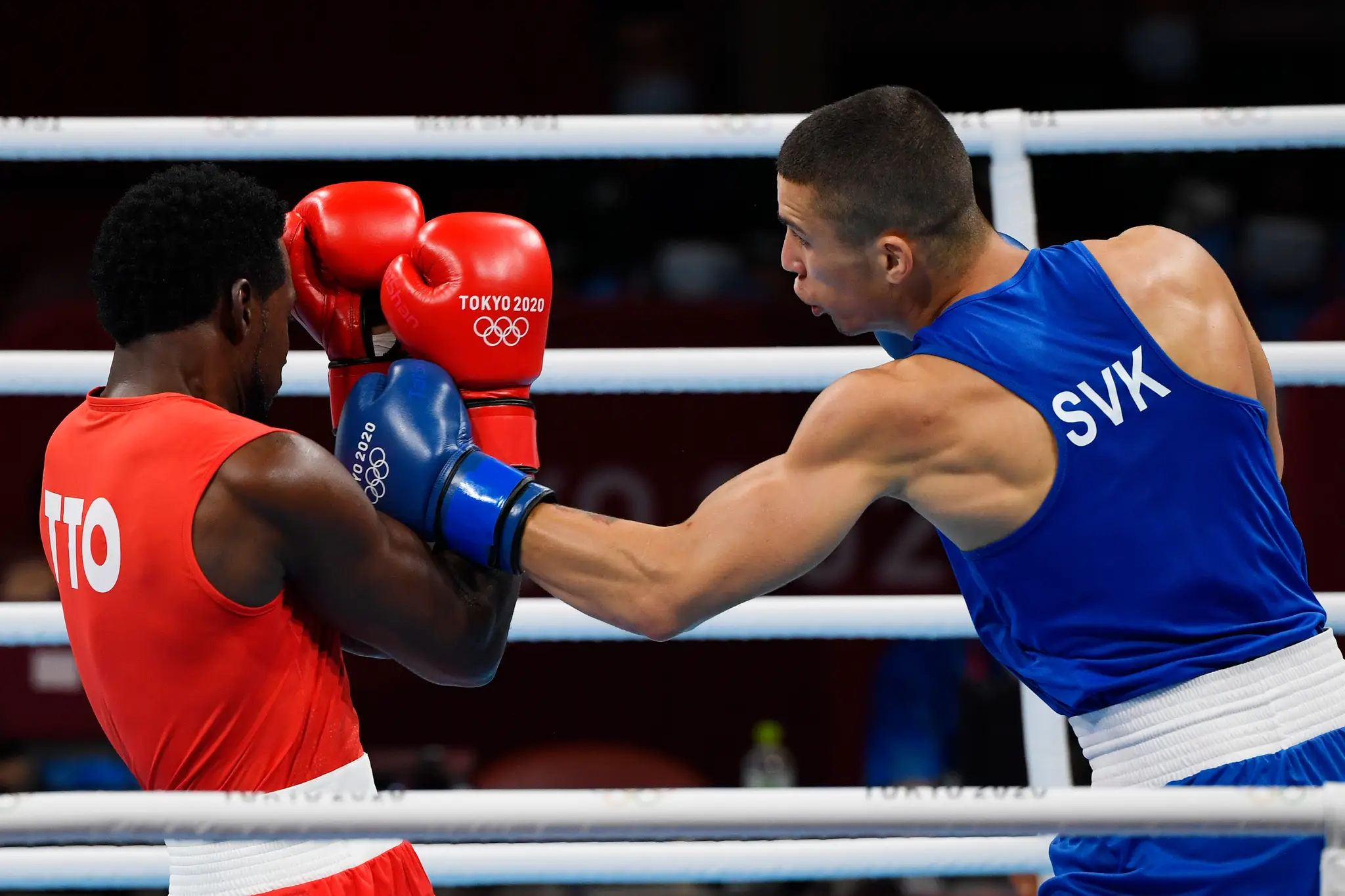 Slovenský boxer Andrej Csemez v zápase s Aaronom Solomonom Princeom