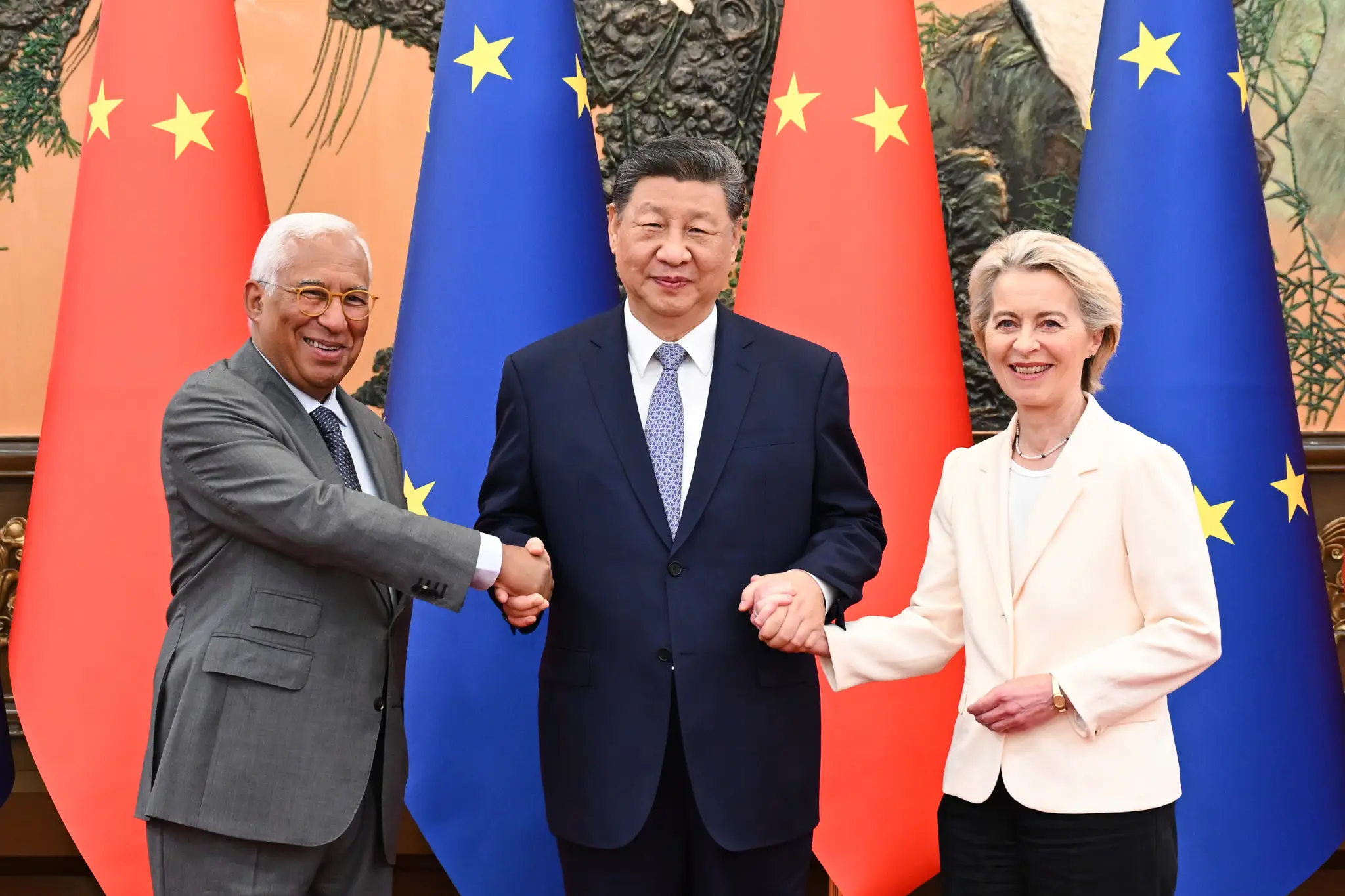 Čínsky prezident Si Ťin-pching (uprostred), šéfka Európskej komisie Ursula von der Leyenová a predseda Európskej rady Antónia Costa pózujú pred summitom EÚ-Čína v Pekingu.