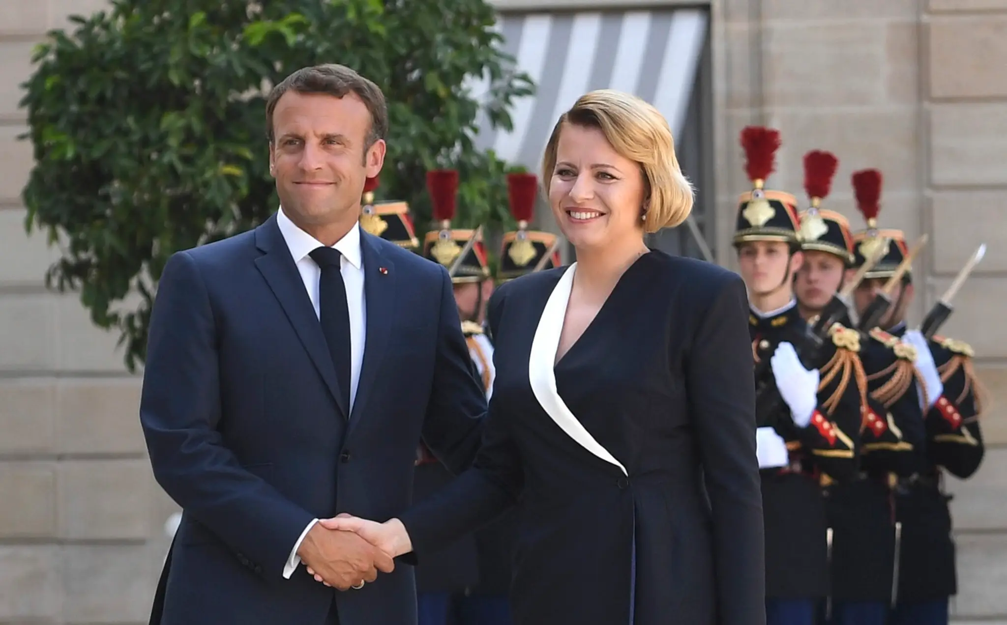 Na snímke francúzsky prezident Emmanuel Macron a prezidentka SR Zuzana Čaputová si podávajú ruky počas stretnutia 24. júla 2019 