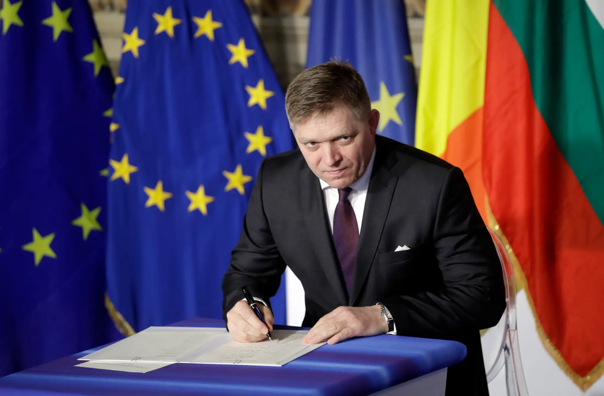Slovenský premiér Robert Fico podpisuje spoločné vyhlásenie – Rímsku deklaráciu šéfov štátov a vlád 27 členských krajín EÚ.