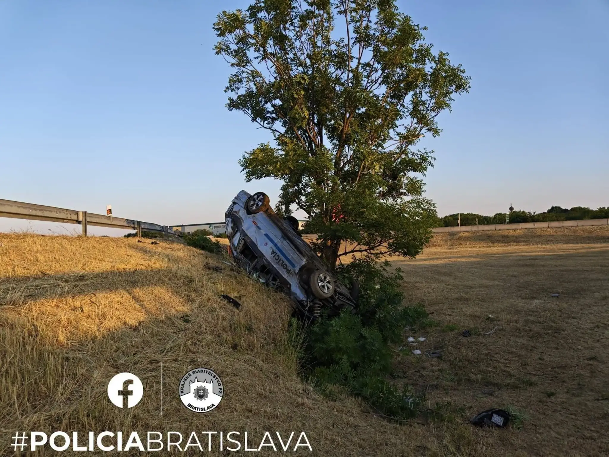 Nehoda policajného auta na D1.