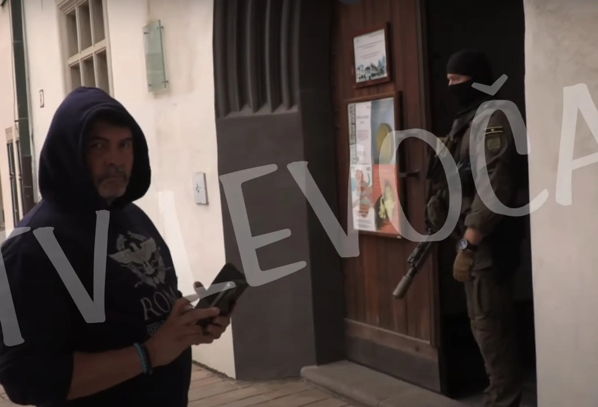 Generálny tajomník služobného úradu ministerstva kultúry Lukáš Machala ( v kapuci) na zábere z videa zverejneného na YouTube kanáli TV Levoča.  