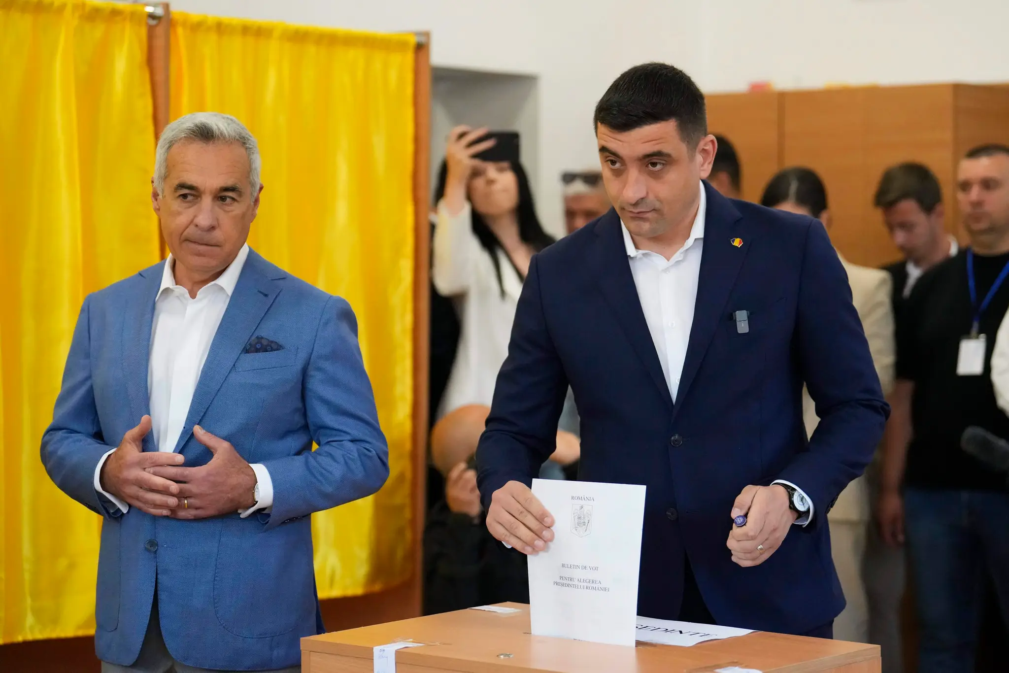 Vpravo najväčší kandidát v rumunských prezidentských voľbách George Simion.