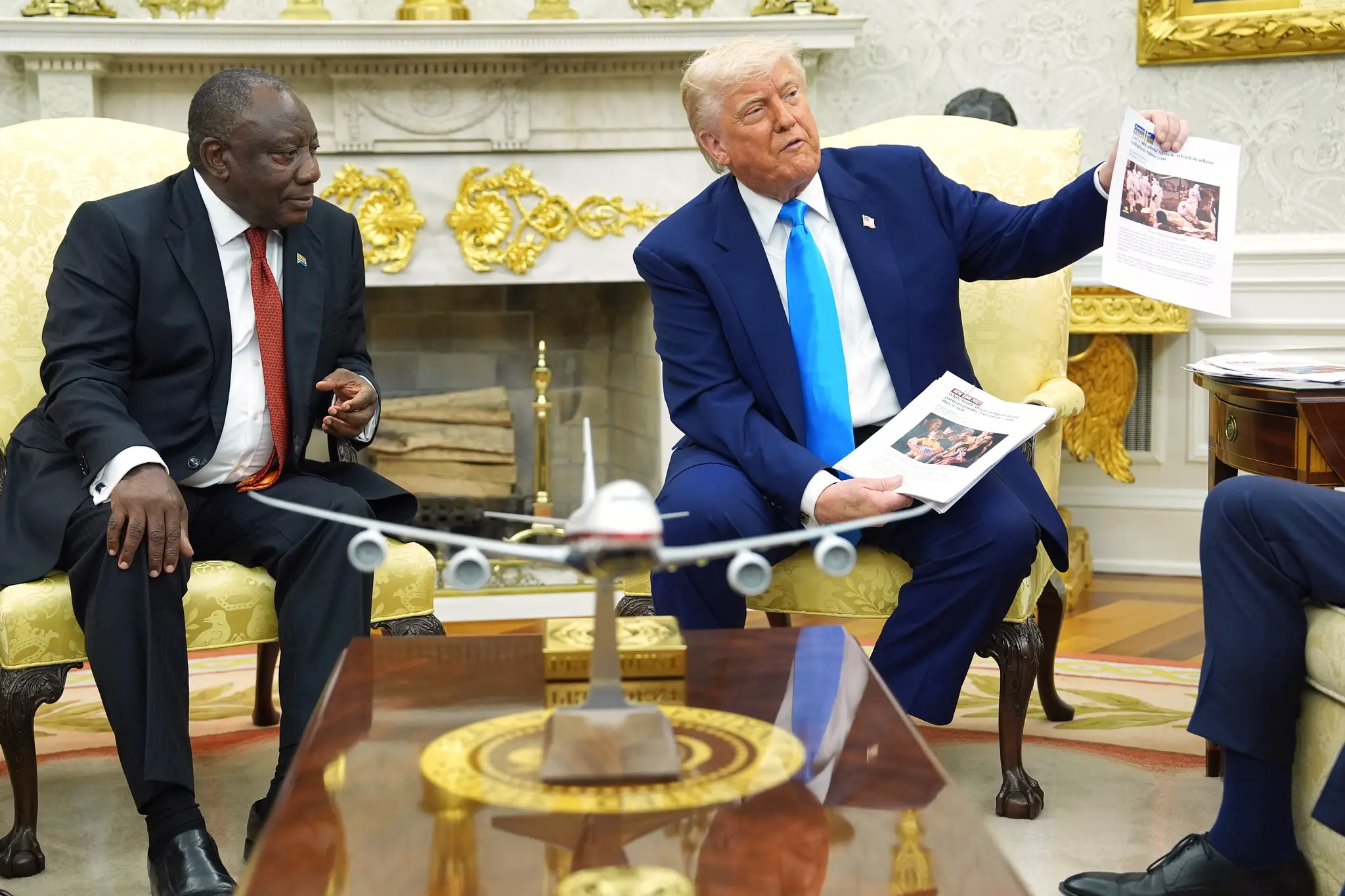 Americký prezident Donald Trump (vpravo) ukazuje dokumenty počas stretnutia s juhoafrickým prezidentom Cyrilom Ramaphosom v Oválnej pracovni Bieleho domu vo Washingtone.
