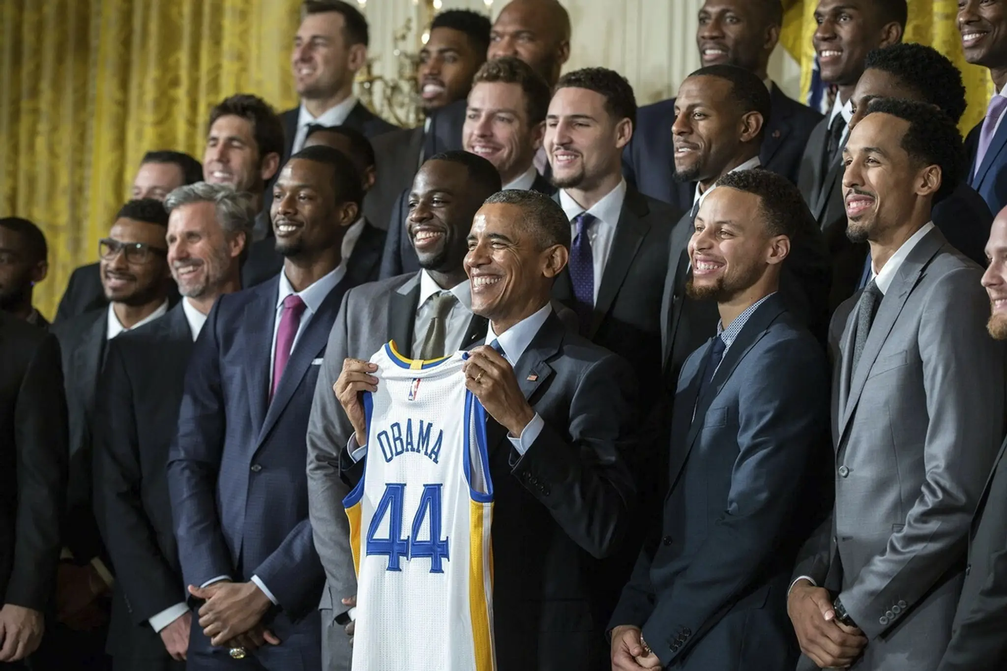 Hráči Golden State Warriors - šampióni NBA z roku 2015 s vtedajším prezidentom USA Barackom Obamom.