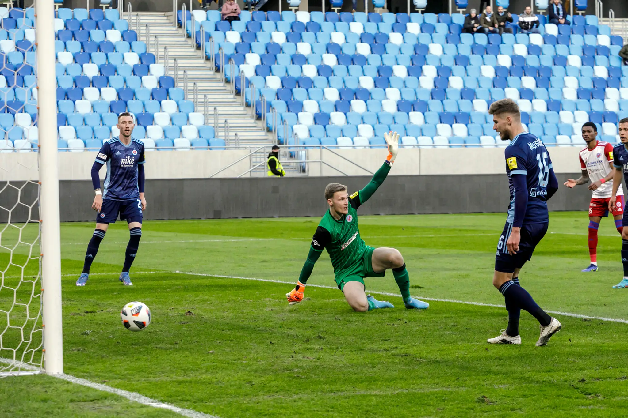 Na snímke v strede brankár Henrich Ravas (Senica) a Alen Mustafič (Slovan) v zápase 20. kola Fortuna ligy..jpg