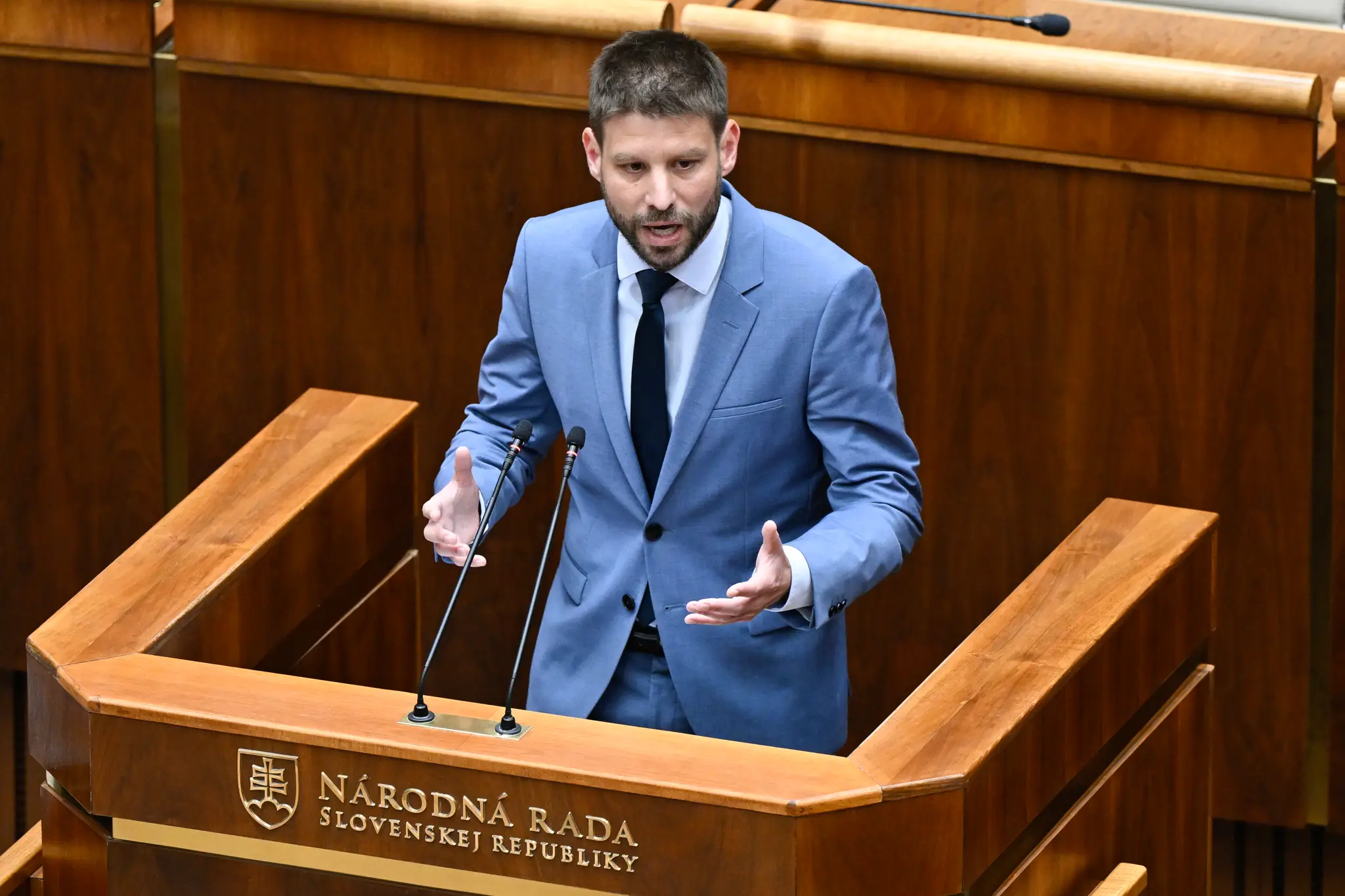 Michal Šimečka reční počas mimoriadneho zasadnutia parlamentu o jeho odvolaní