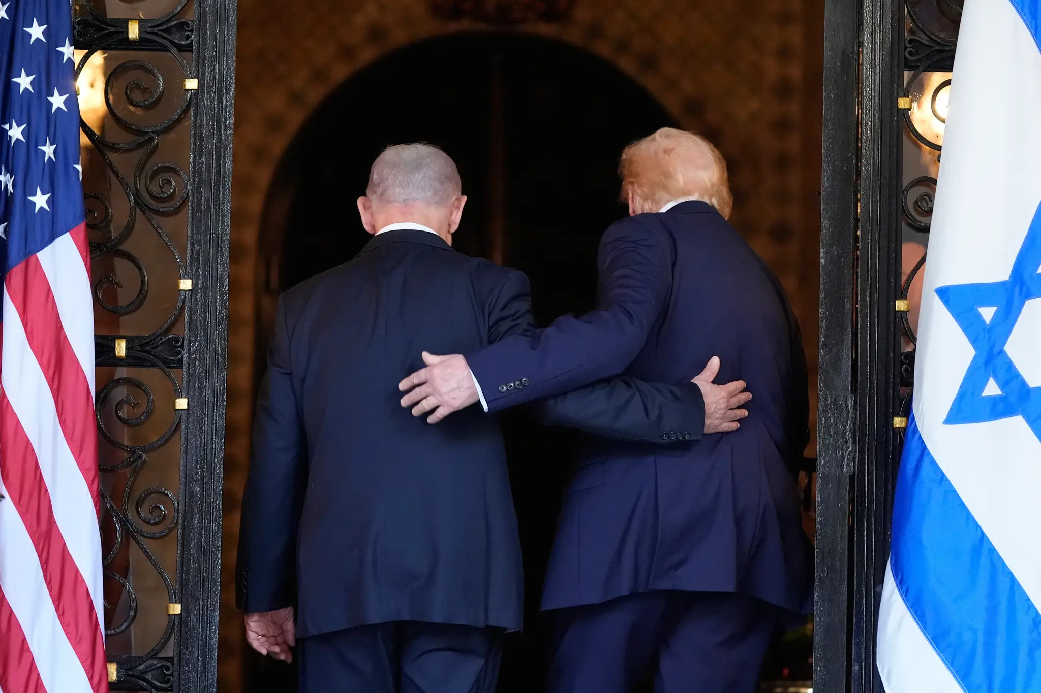  Na archívnej snímke z 29. decembra 2025 americký prezident Donald Trump (vľavo) a izraelský premiér Benjamin Netanjahu vstupujú do sídla Mar-a-Lago na Floride.