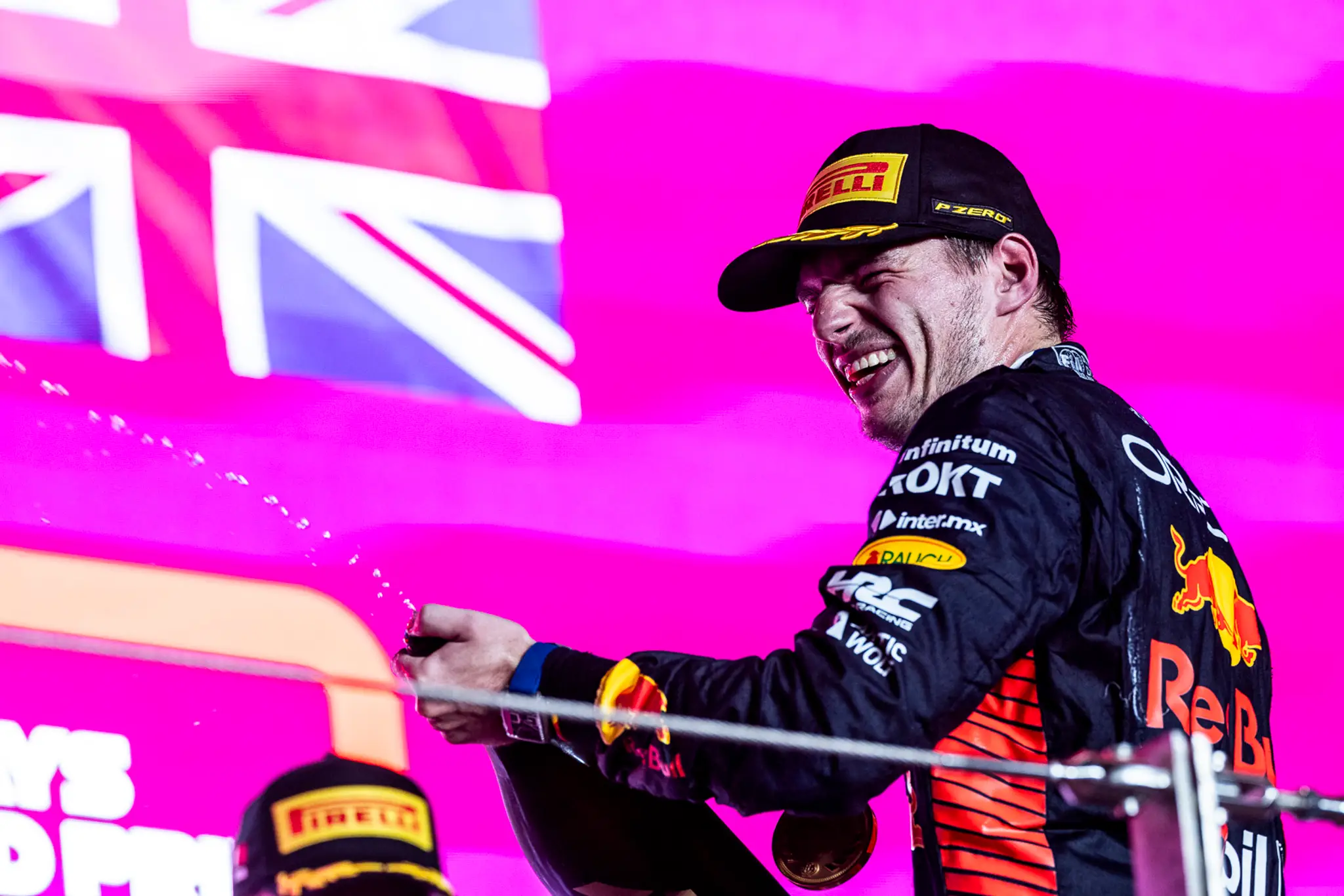 Trojnásobný majster sveta Max Verstappen z Red Bullu oslavuje triumf.