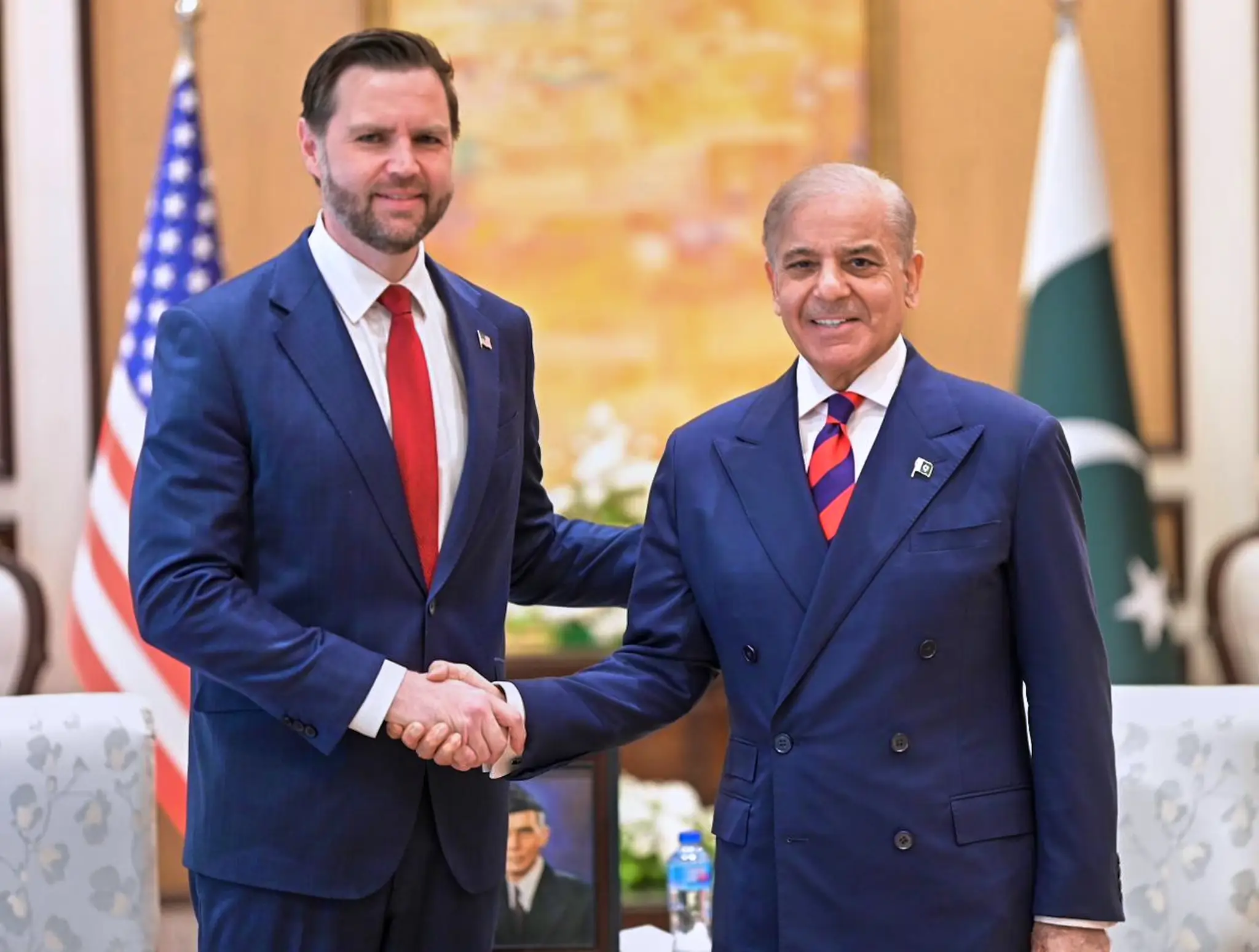 Na snímke viceprezident USA J.D. Vance (vľavo) a pakistanský premiér Šáhbáz Šaríf si podávajú ruky počas ich stretnutia v Islamabade