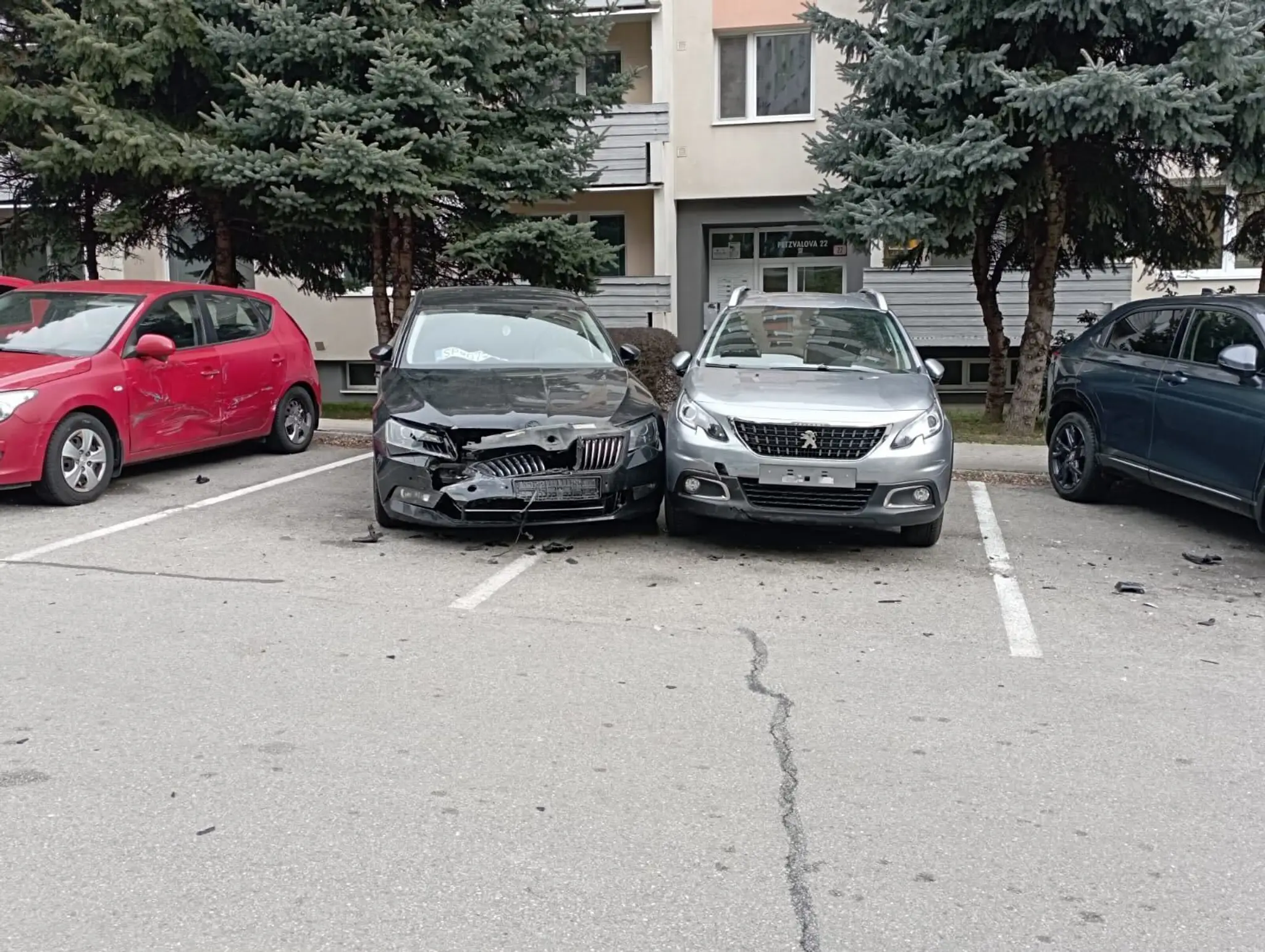 Mladík nabúral päť áut.