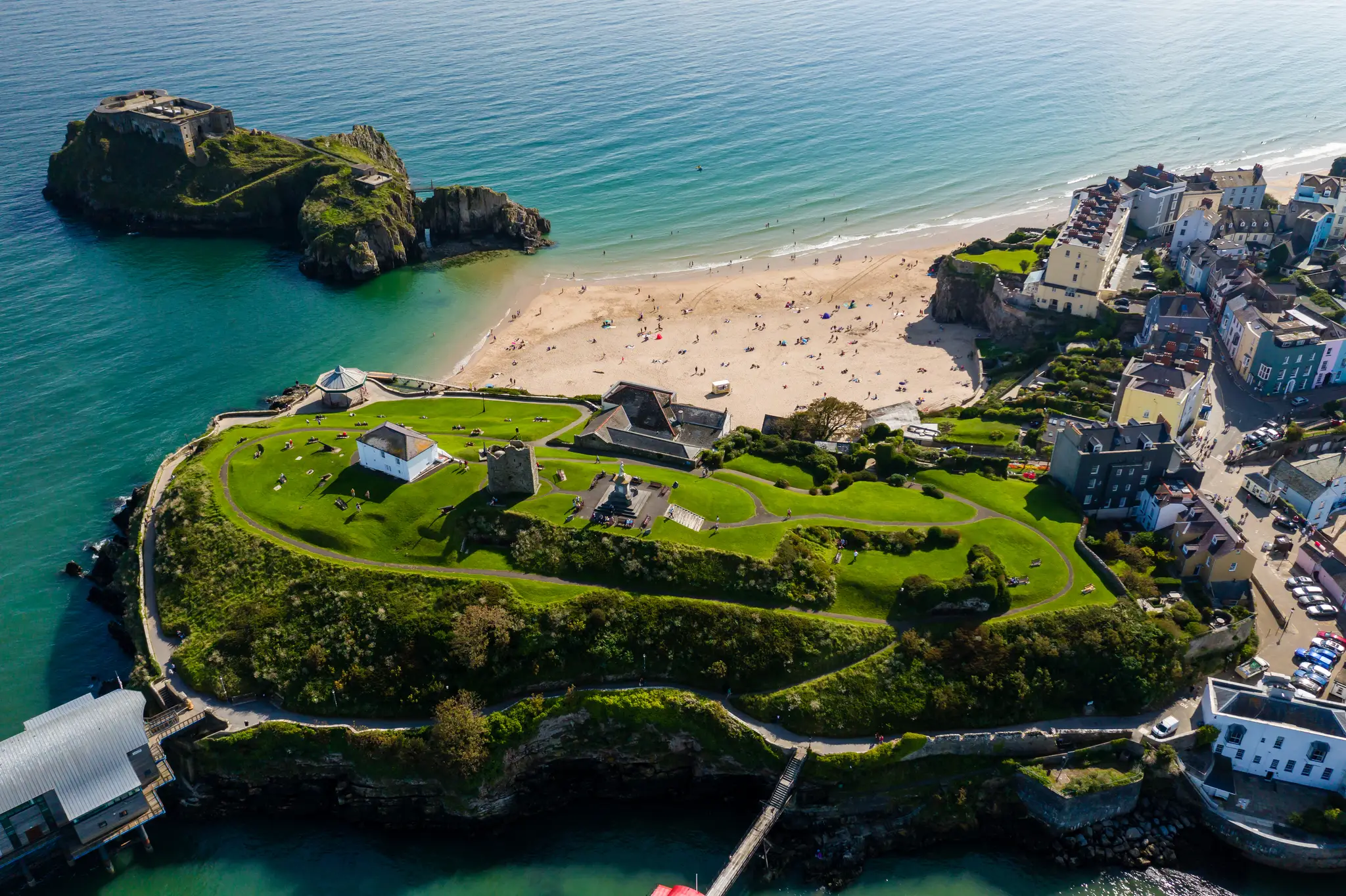 Castle beach vo waleskom meste Tenby.
