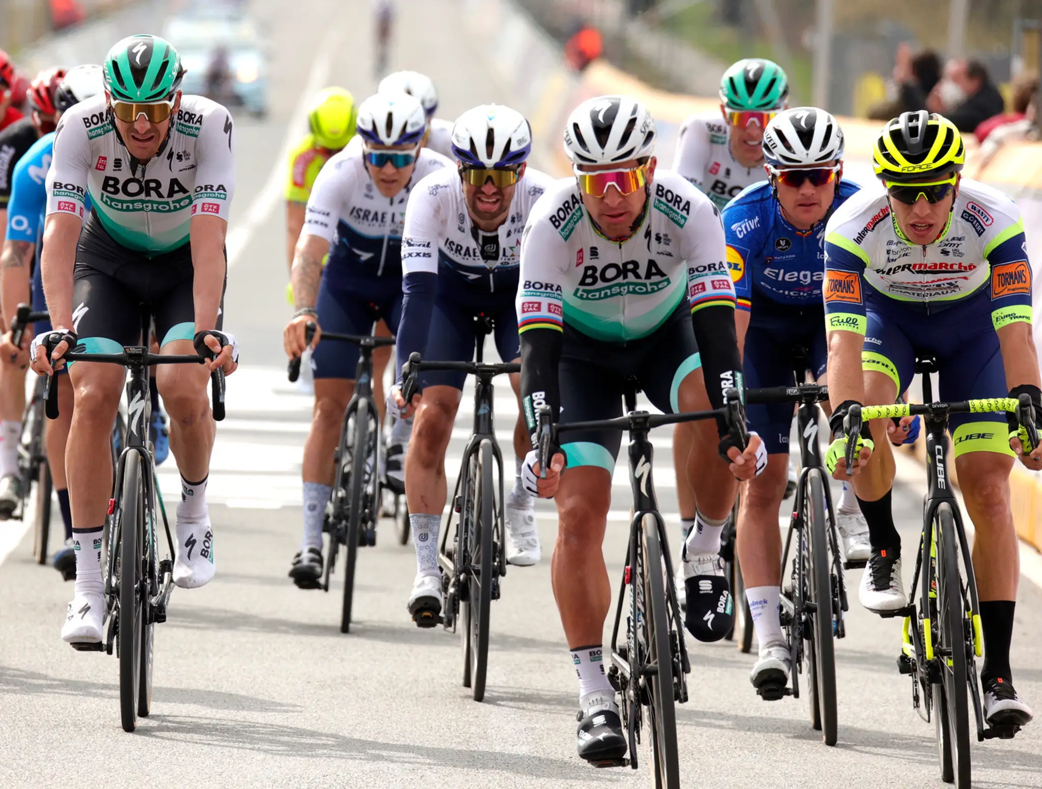 Slovenský cyklista Peter Sagan (uprostred) z tímu Bora-Hansgrohe počas pretekov Okolo Flámska 4. apríla 2021 v belgickom Oudenaa