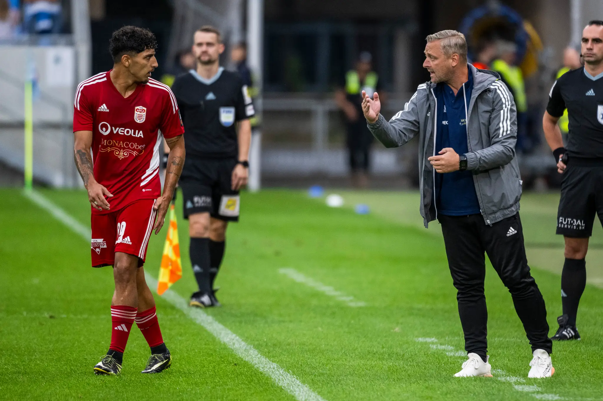 Zľava Enzo Arevalo (Banská Bystrica) a hlavný tréner MFK Dukla Banská Bystrica Michal Ščasný počas zápasu 2. kola Nikéí ligy na Slovane.