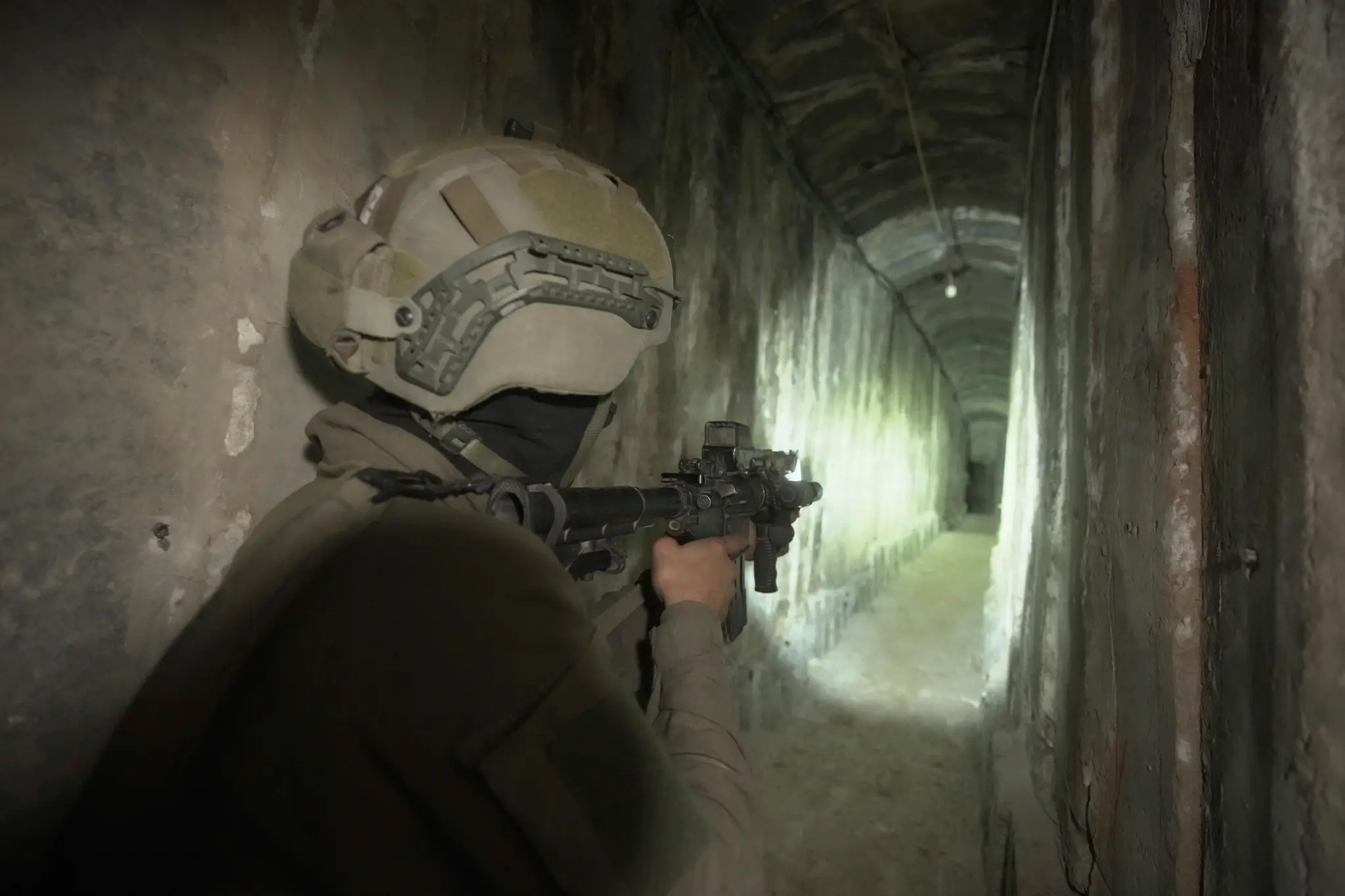 Izraelskí vojaci ukazujú zástupcom médií podzemný tunel pod nemocnicou Šifá v Pásme Gazy.