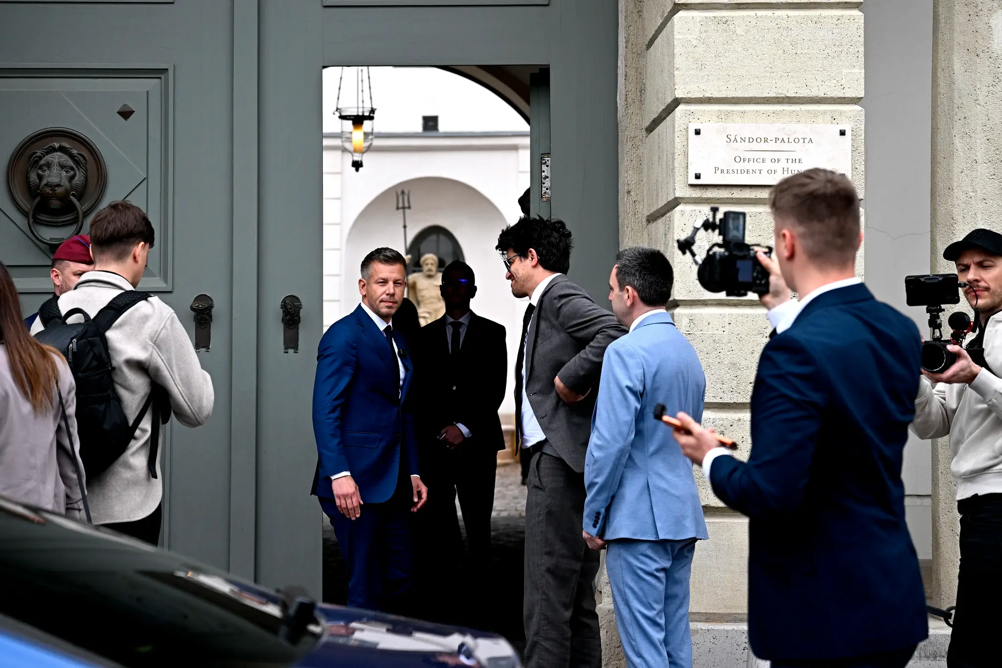 Péter Magyar, líder víťaznej strany Tisza, prichádza na stretnutie s maďarským prezidentom.