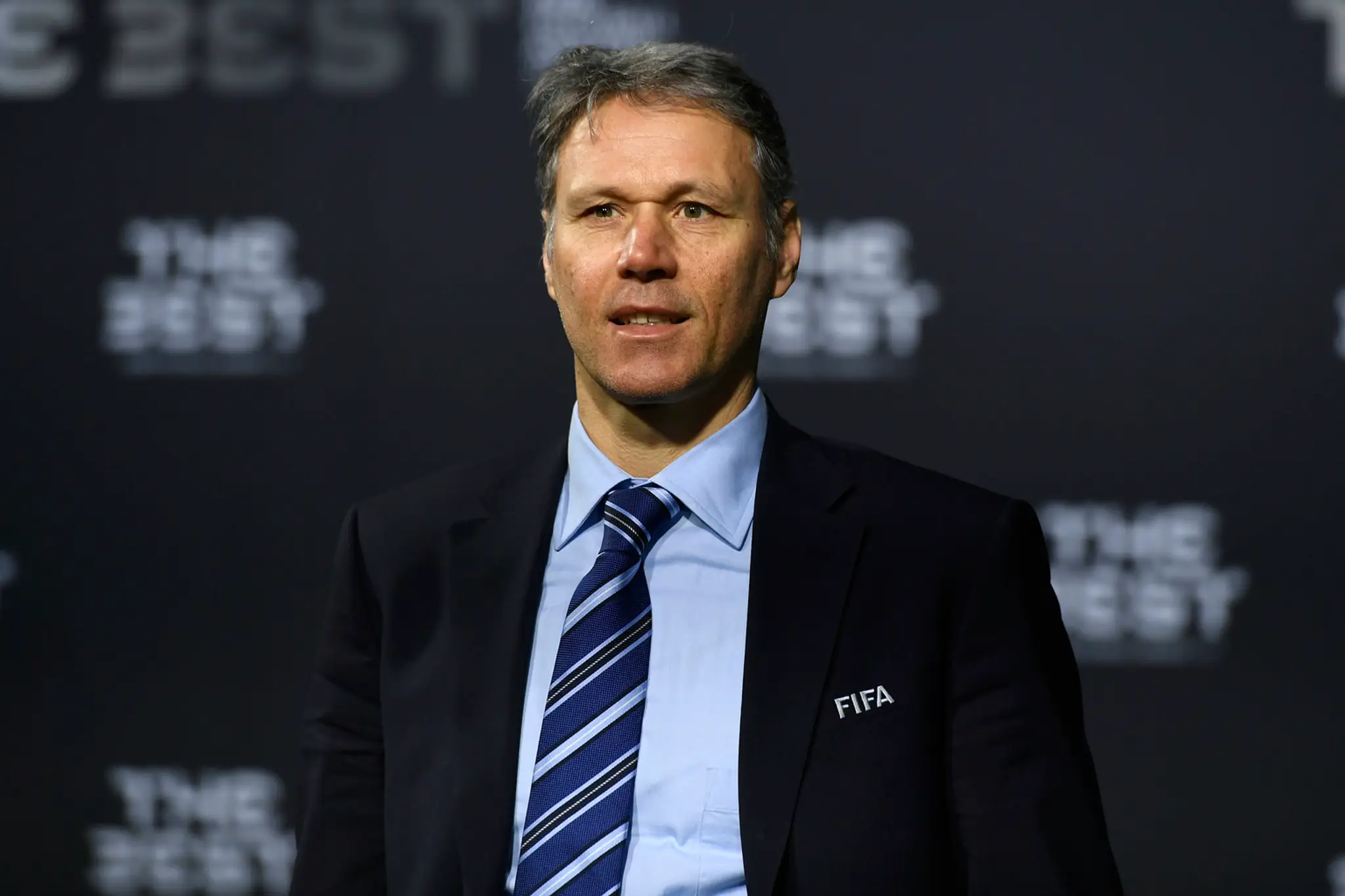 Marco van Basten pózuje počas príchodu na galavečer vyhlásenia výsledkov ankety The Best FIFA Football Awards.