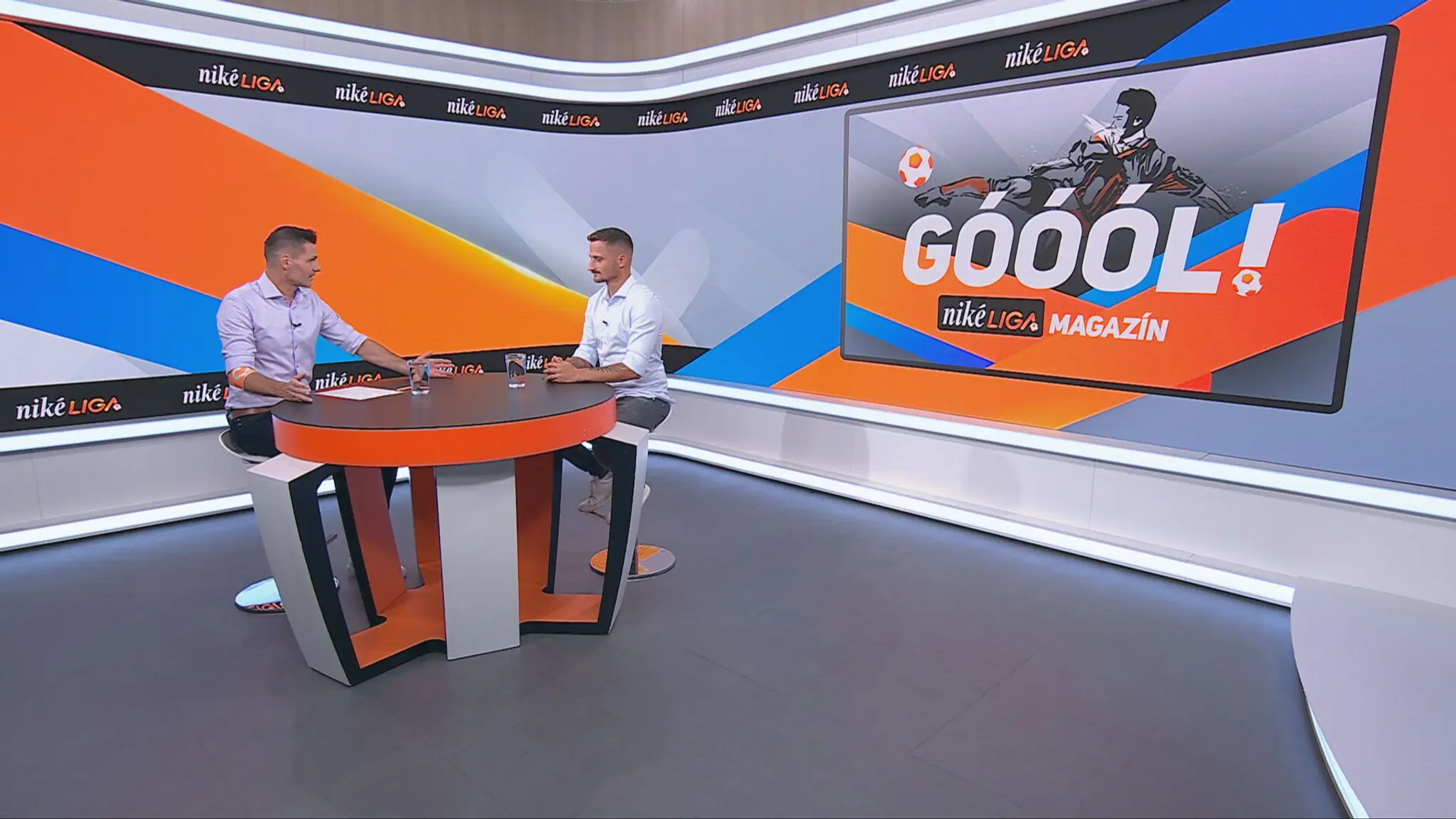 Moderátor Marián Tomčák a futbalový expert Erik Grendel