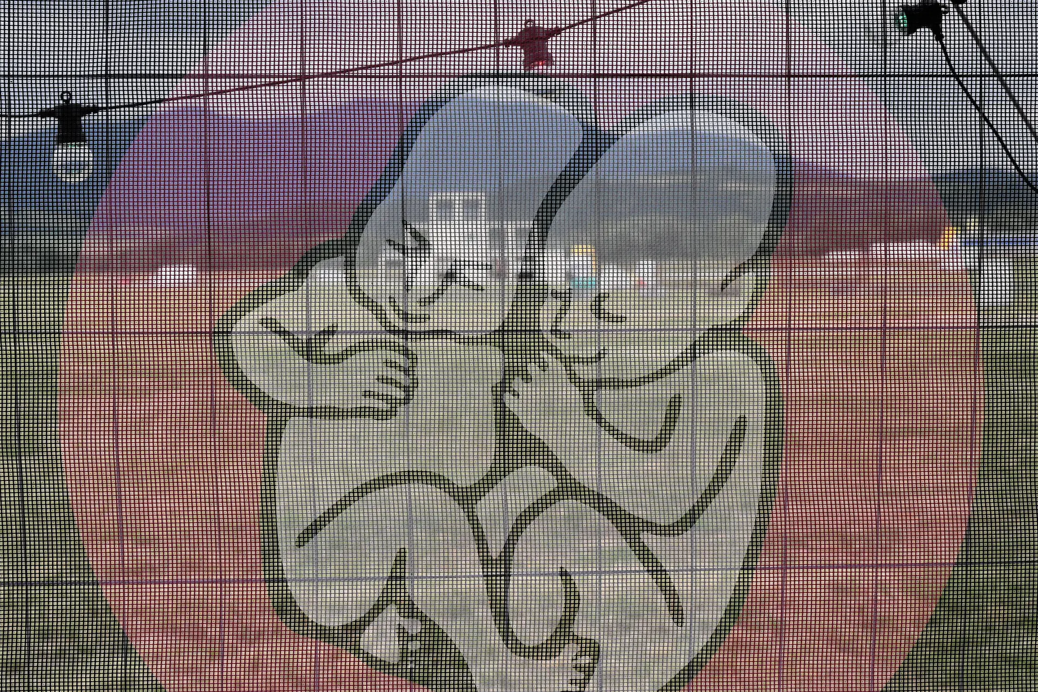 Na snímke logo festivalu na plote počas príprav na 26. roční