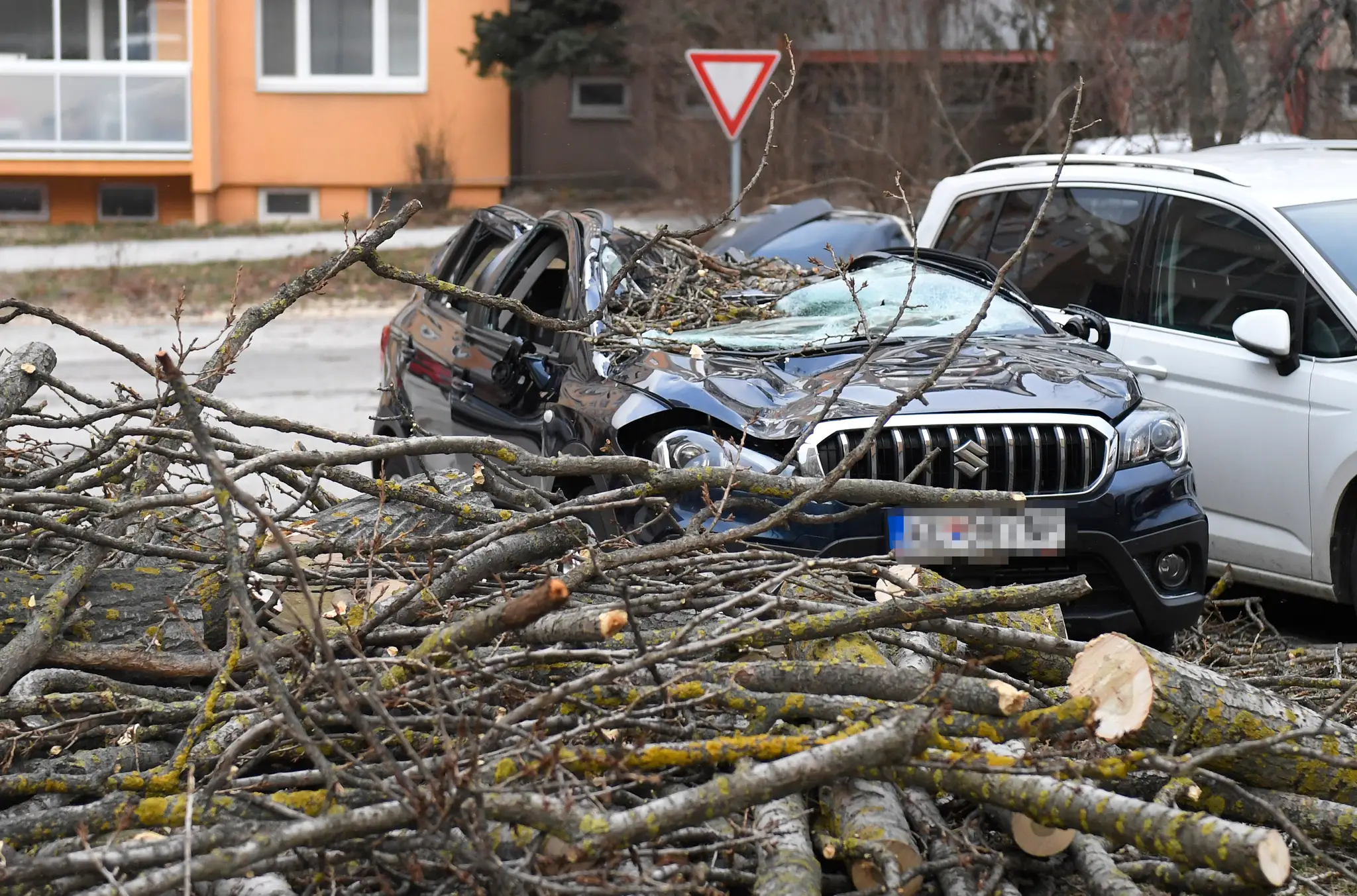 Škody po silnom vetre v Košiciach.