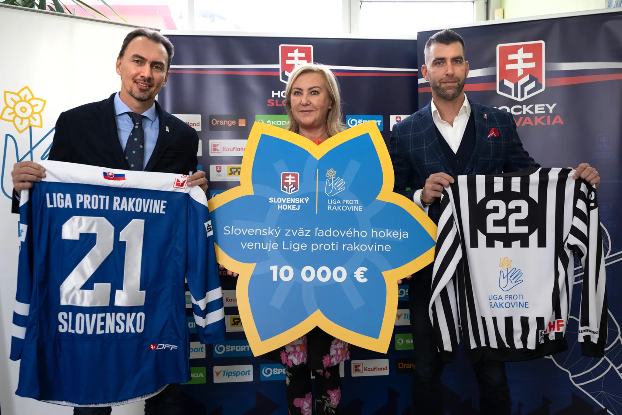 Miroslav Šatan odovzdal šek z dražby víťaznej sady dresov slovenských hokejistov.