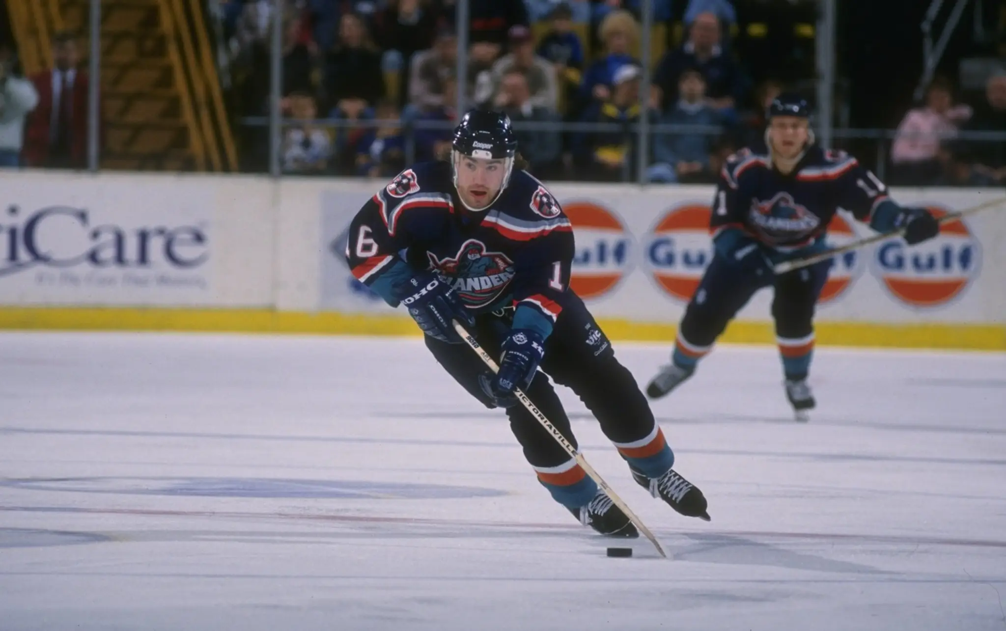 Na archívnej snímke z roku 2003 sa Žigmund Pálffy teší po góle so spoluhráčom Jozefom Stumpelom (obaja LA Kings).