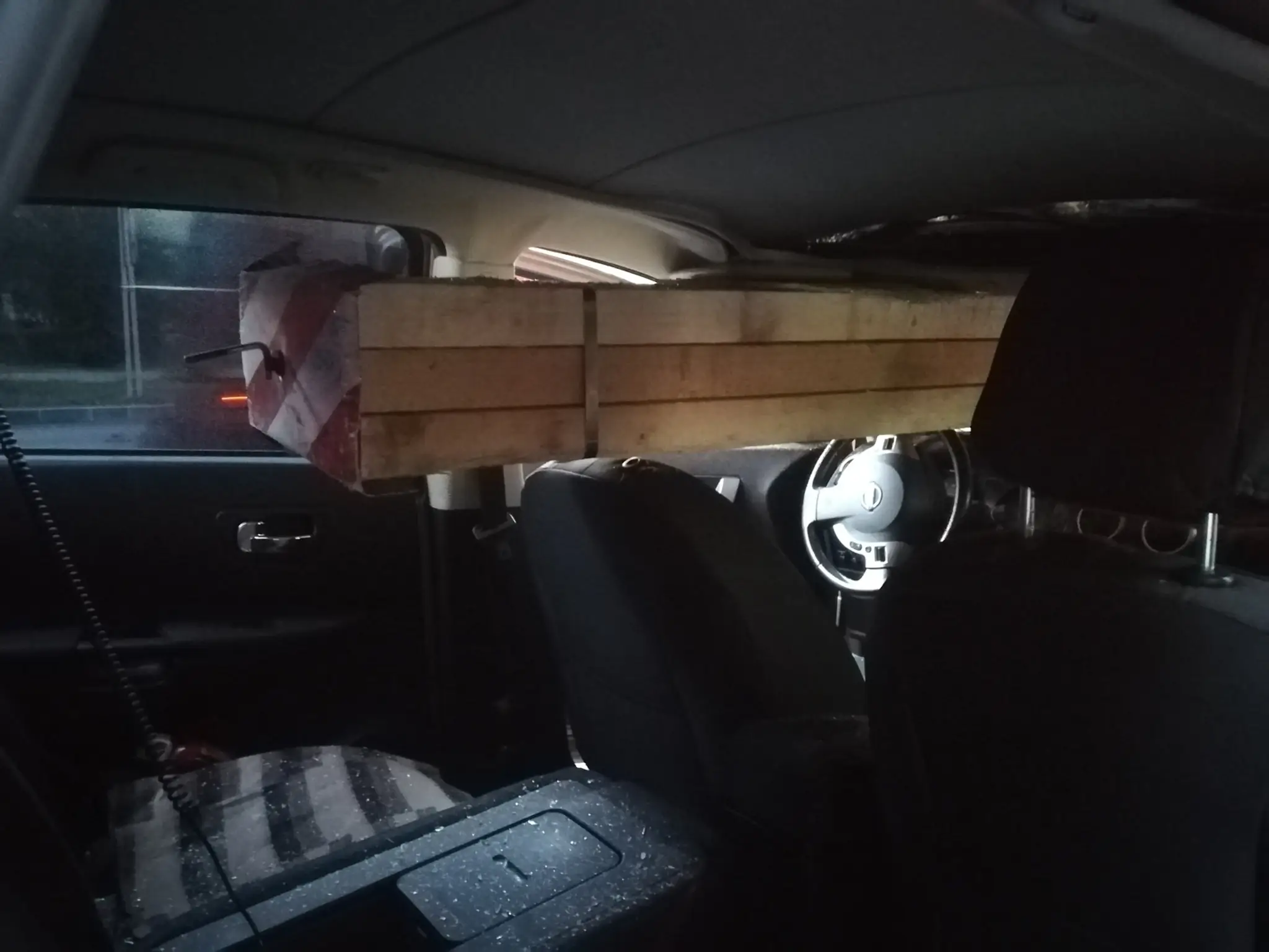 Hranoly prerazili čelné sklo.