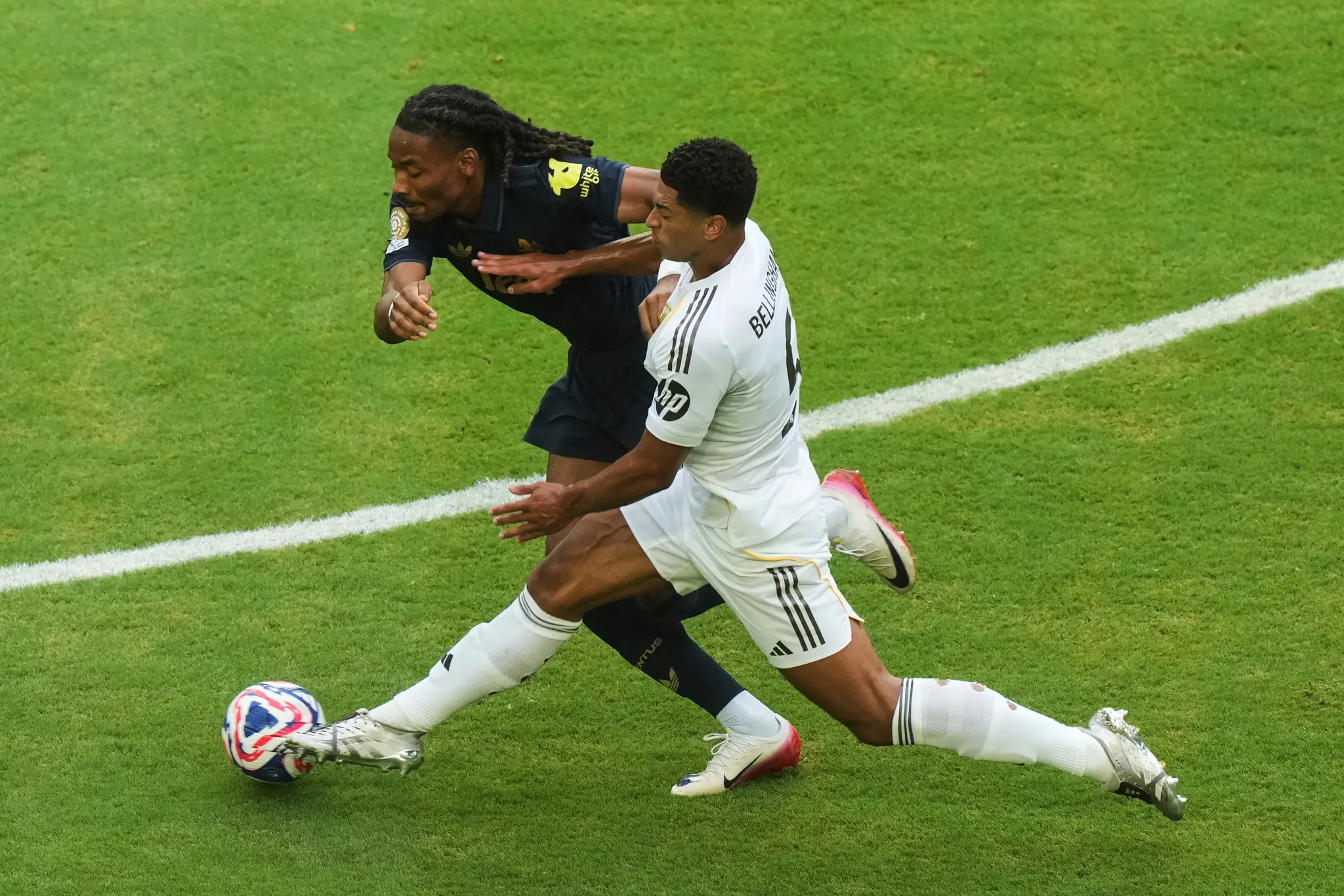 Hráč Juventusu Turín Khephren Thuram (19) a Jude Bellingham z Realu Madrid.