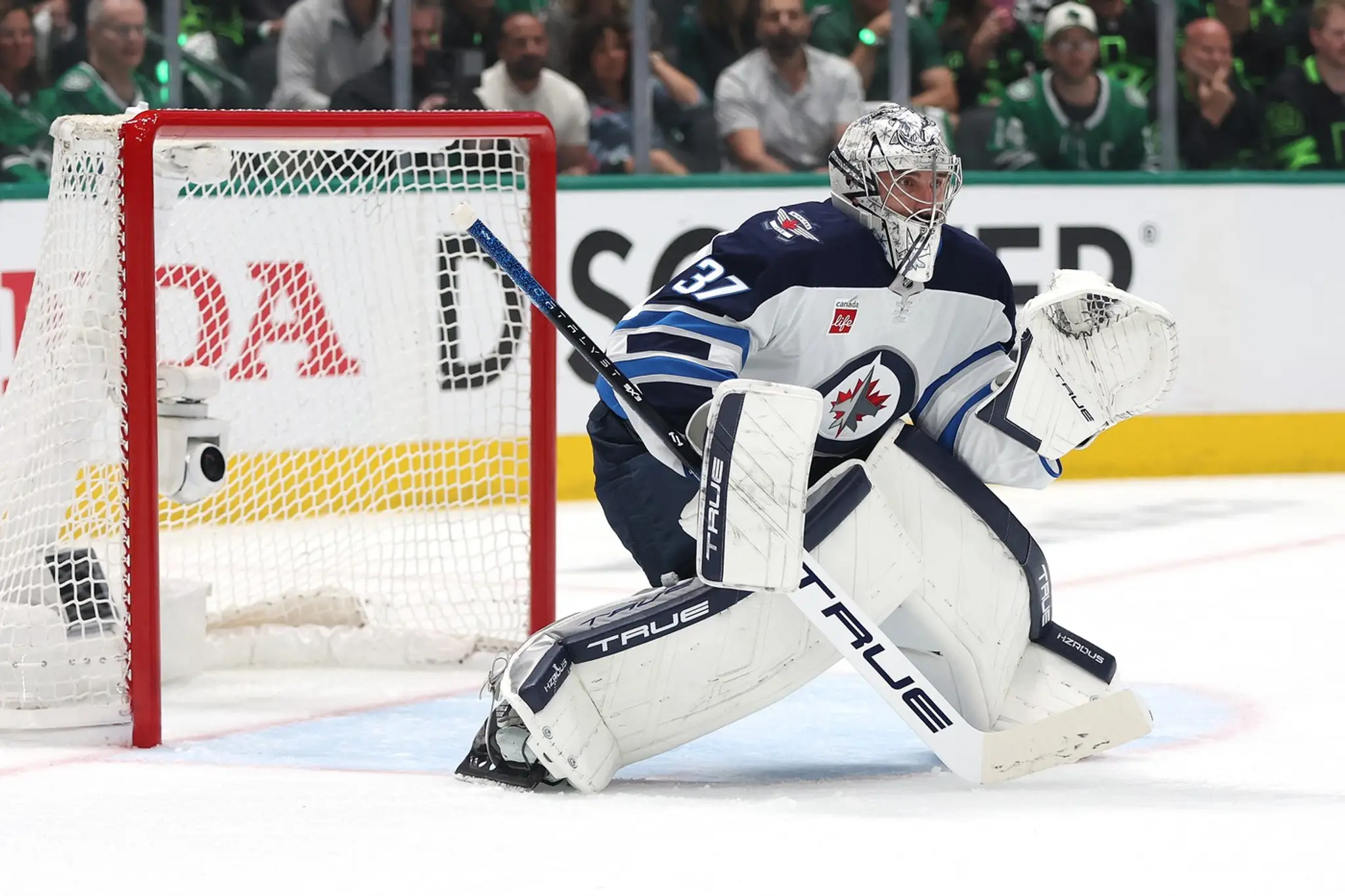 Brankár Winnipegu Connor Hellebuyck.