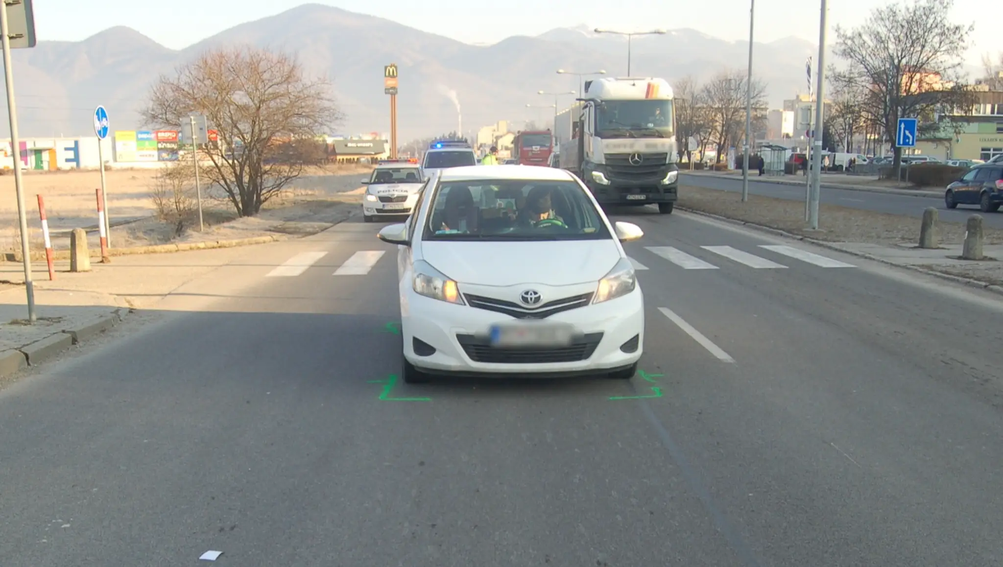 Na snímke auto, ktoré zrazilo dievča na priechode pre chodcov v Martine.
