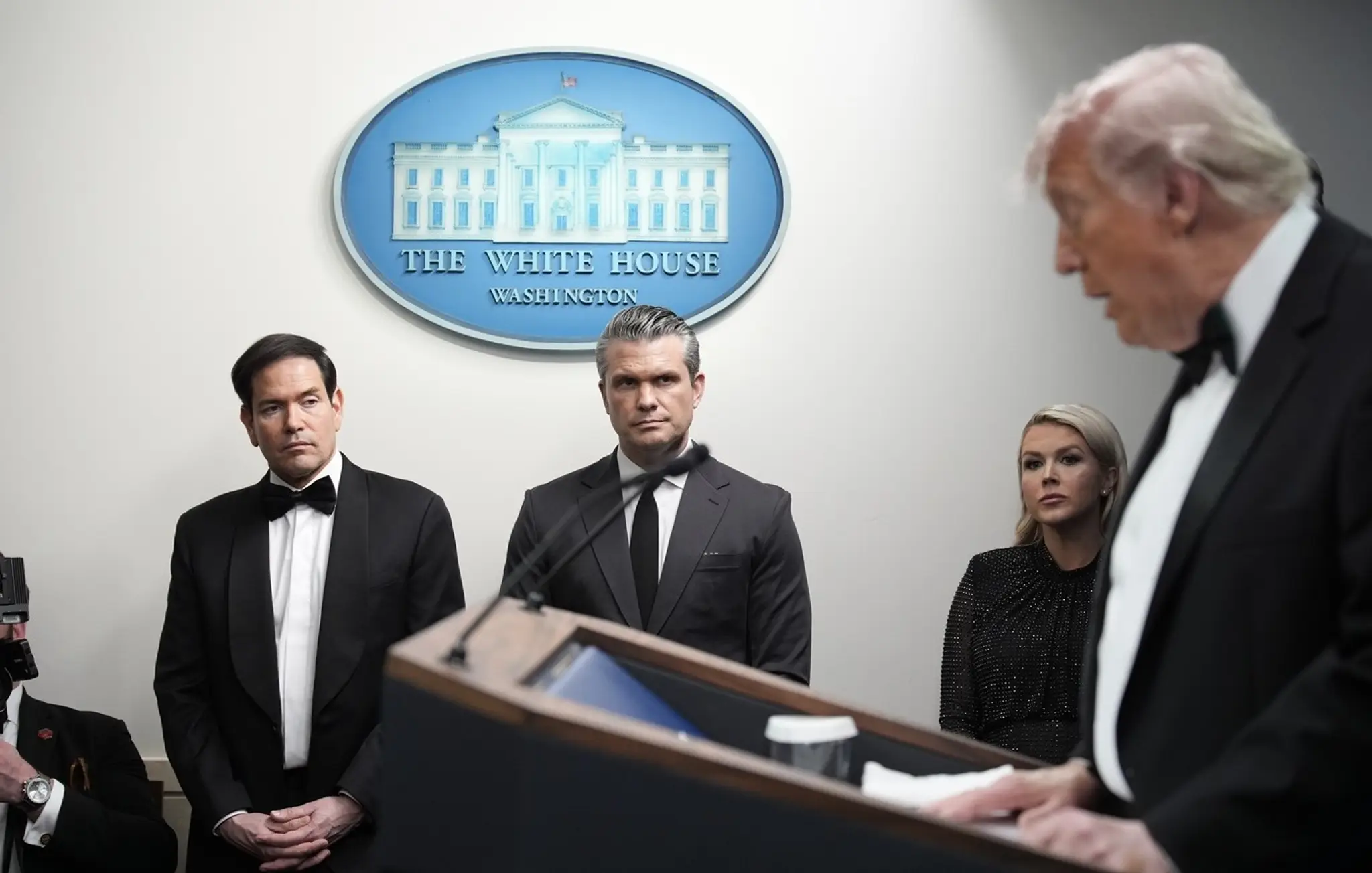 Šéf americkej diplomacie Marco Rubio a minister vojny Pete Hegseth počúvajú príhovor prezidenta Trumpa.