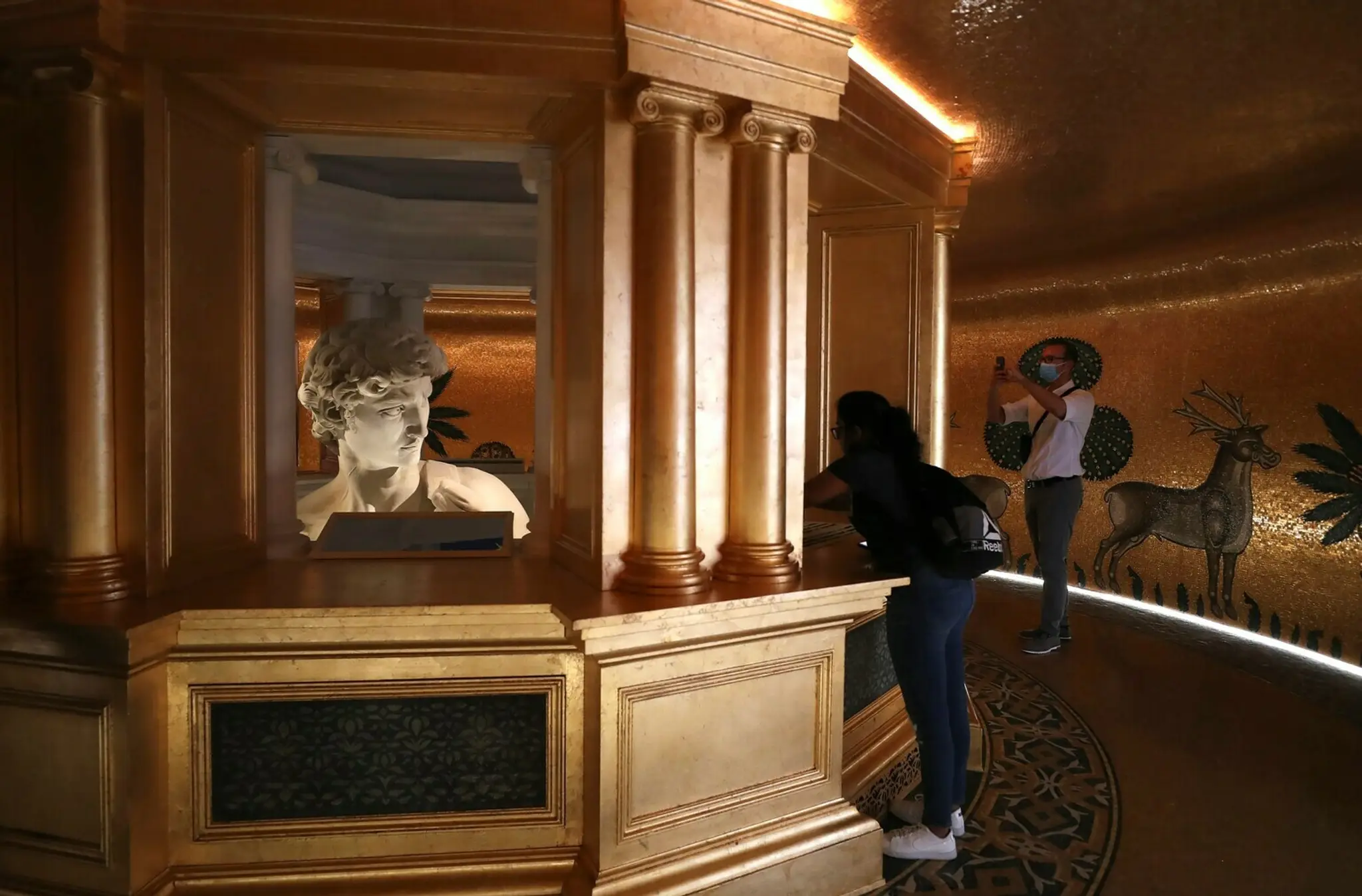 Návštevníci si fotia 3D reprodukciu  sochy Michelangelovho Dávida v pavilóne Talianska.