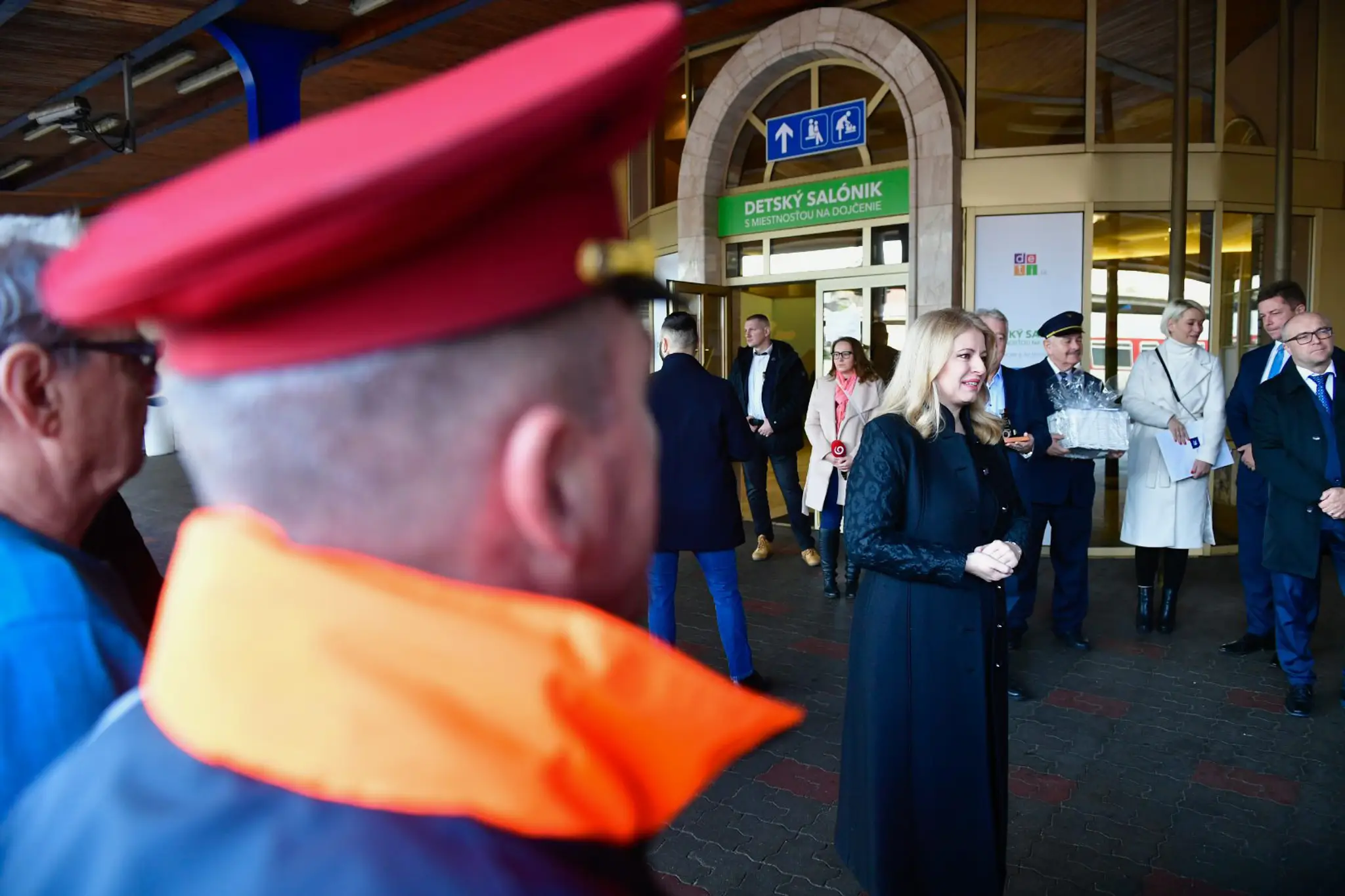Druhá vpravo prezidentka SR Zuzana Čaputová a vpravo prednosta Hlavnej stanice Pavol Országh počas návštevy železničiarov.