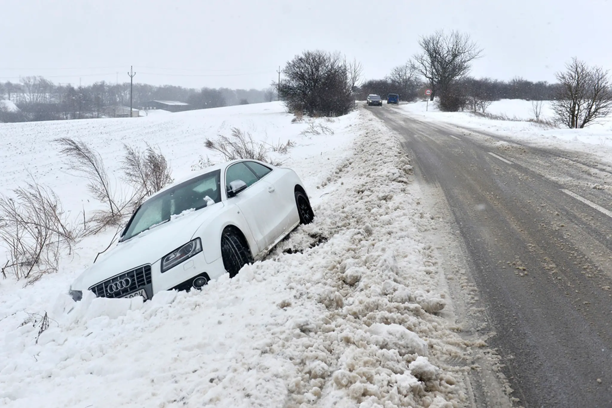 Mníchova Lehota, okr Trenčín, sneh, auto v priekope.jpg