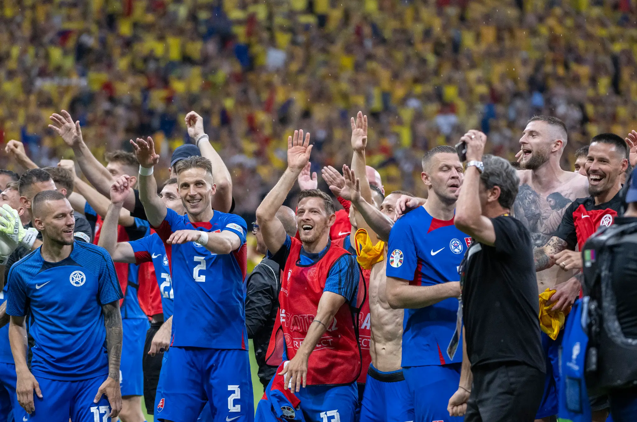 Slovenskí futbalisti sa radujú z postupu do osemfinále po zápase s Rumunskom na ME 2024.