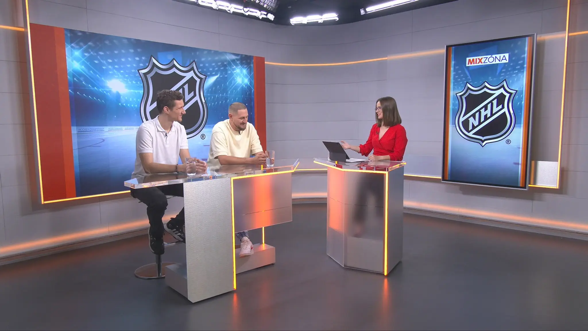 Športoví redaktori Ján Koštial a Tomáš Kurilla v štúdiu TN live.