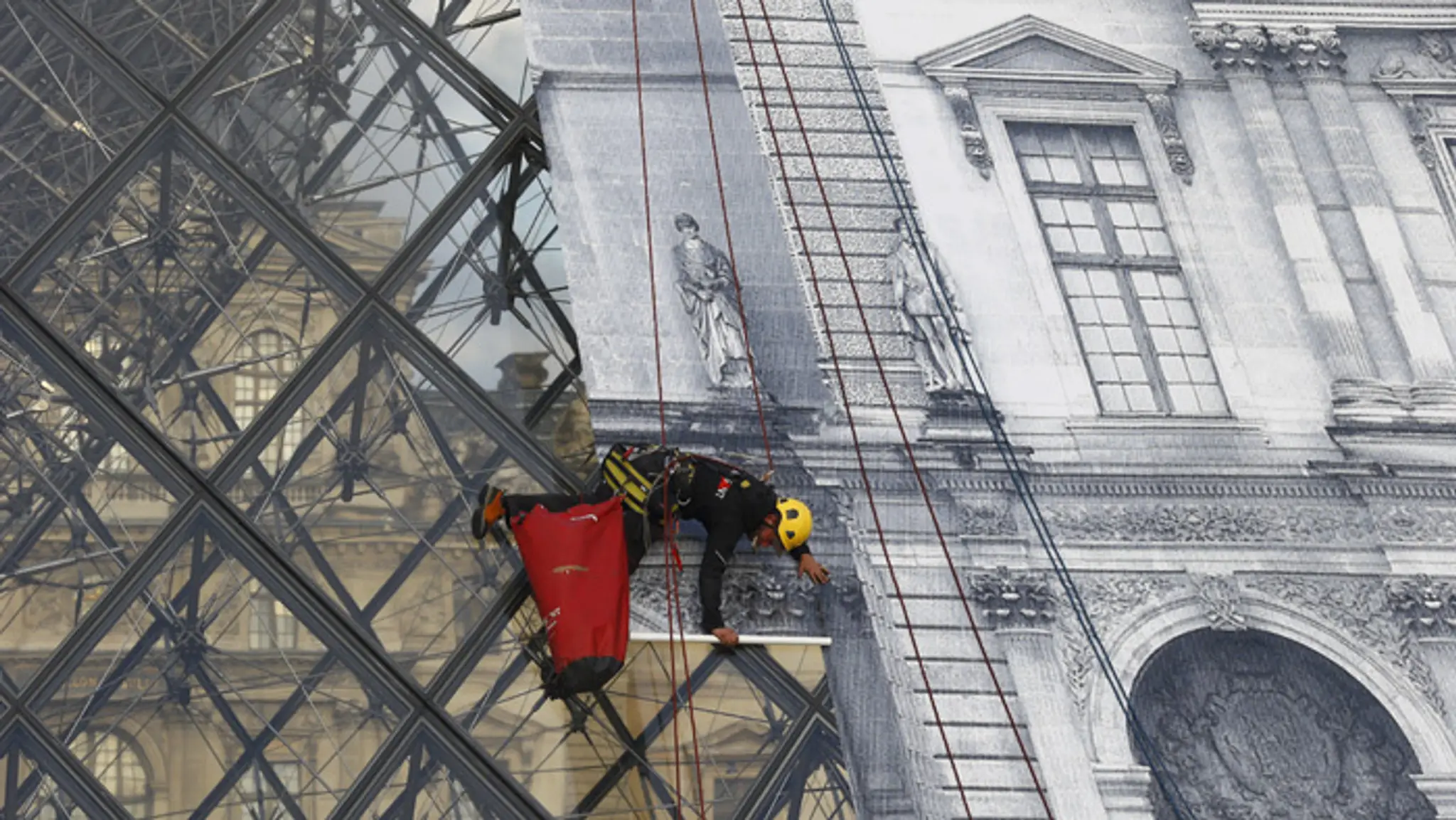 Čelnú stenu kedysi kontroverznej pyramídy zakryla čiernobiela inštalácia.