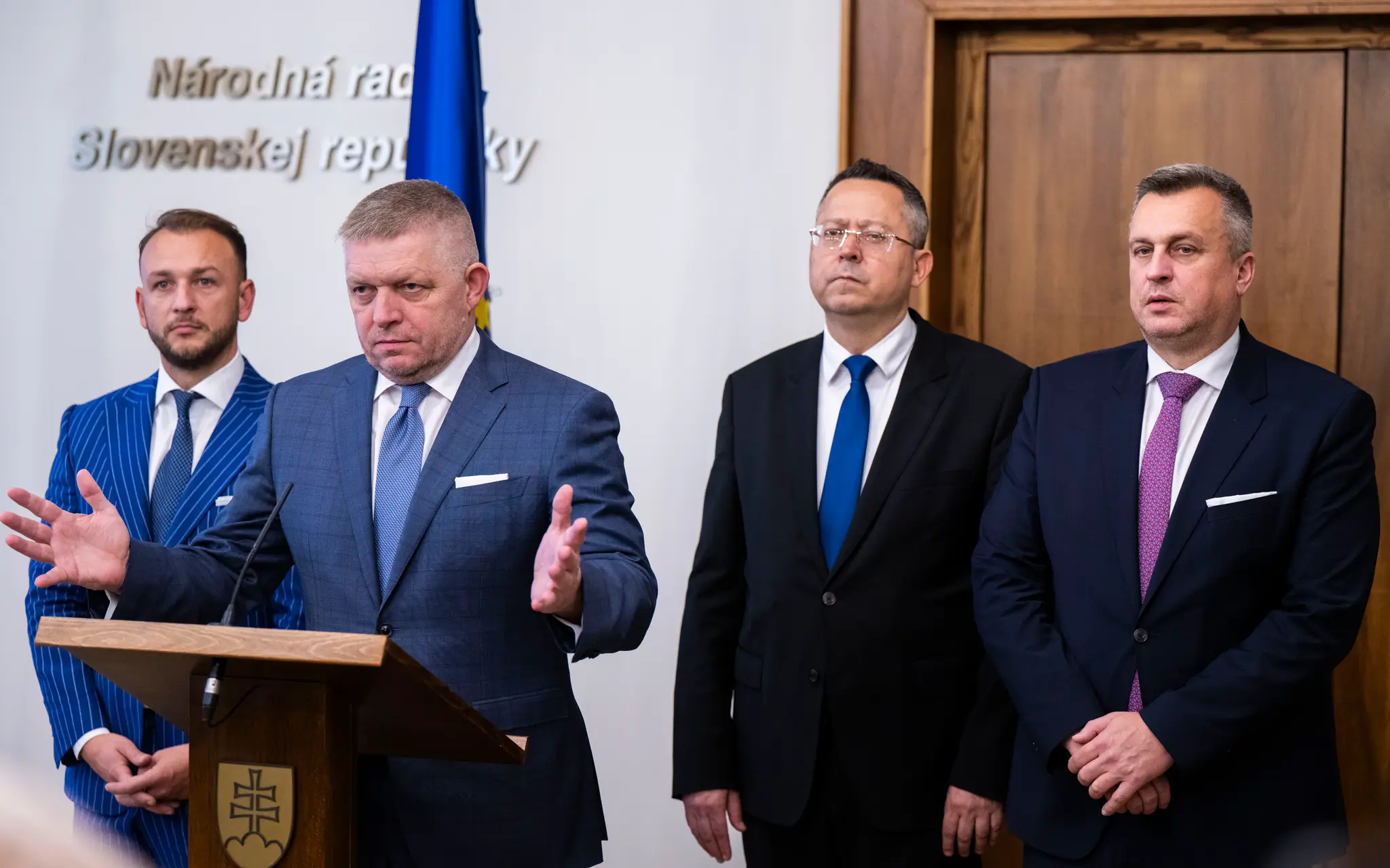 Na snímke zľava minister vnútra SR a predseda strany Hlas-SD Matúš Šutaj Eštok, premiér SR Robert Fico (Smer-SD), minister financií SR Ladislav Kamenický (Smer-SD) a predseda strany SNS Andrej Danko (SNS)