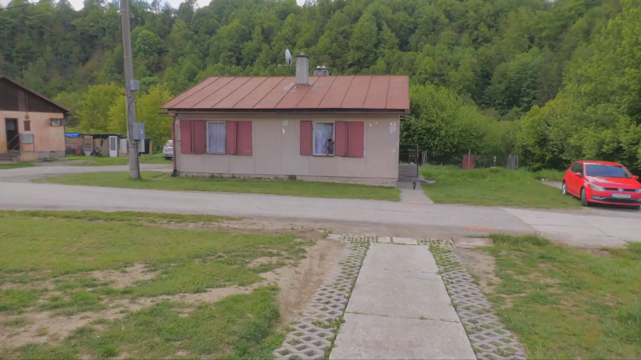 Pred rodinným domom zrazil šofér dodávky ročné dieťa