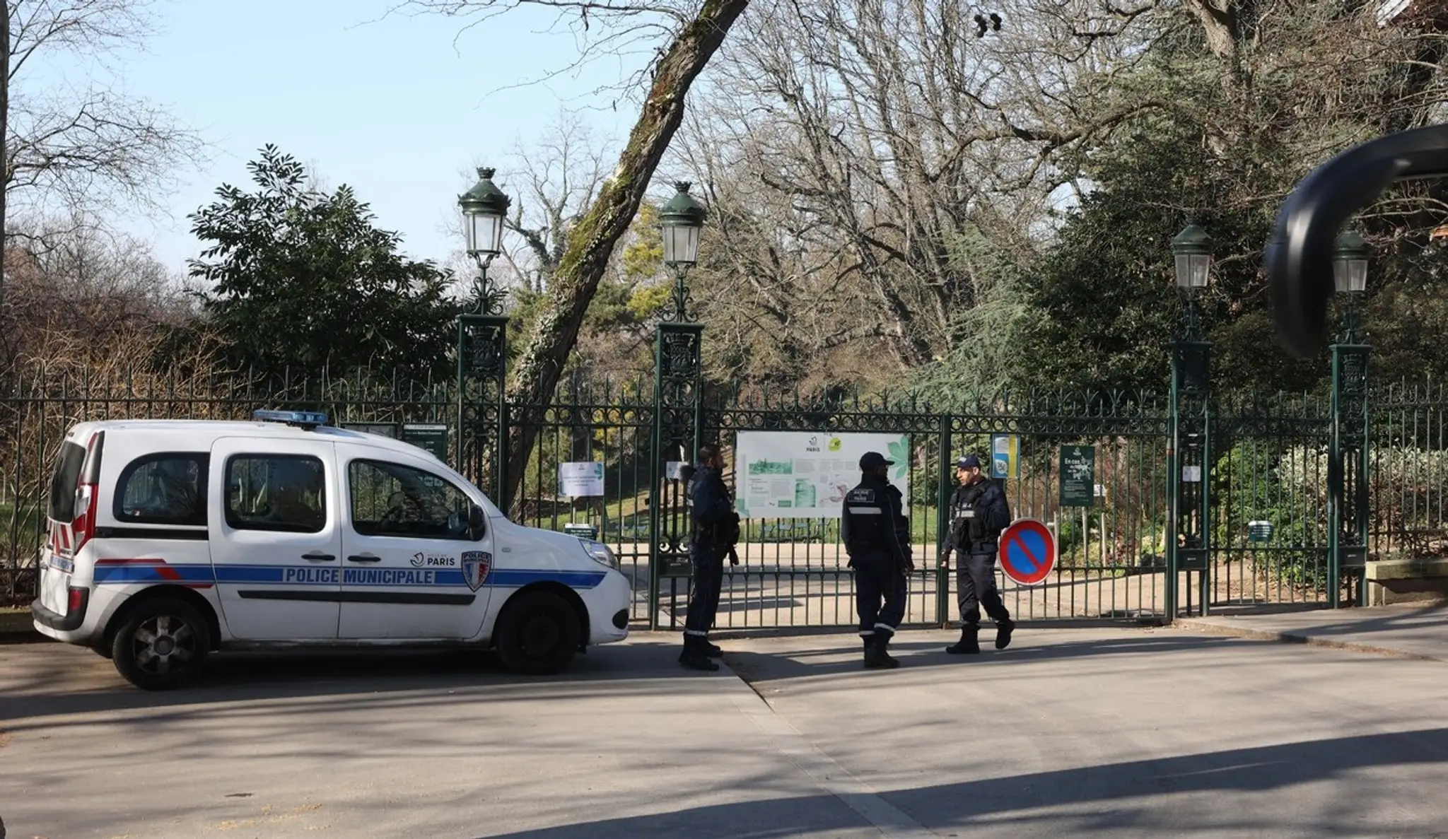 Francúzska polícia pred bránou uzavretého parku Buttes-Chaumont.