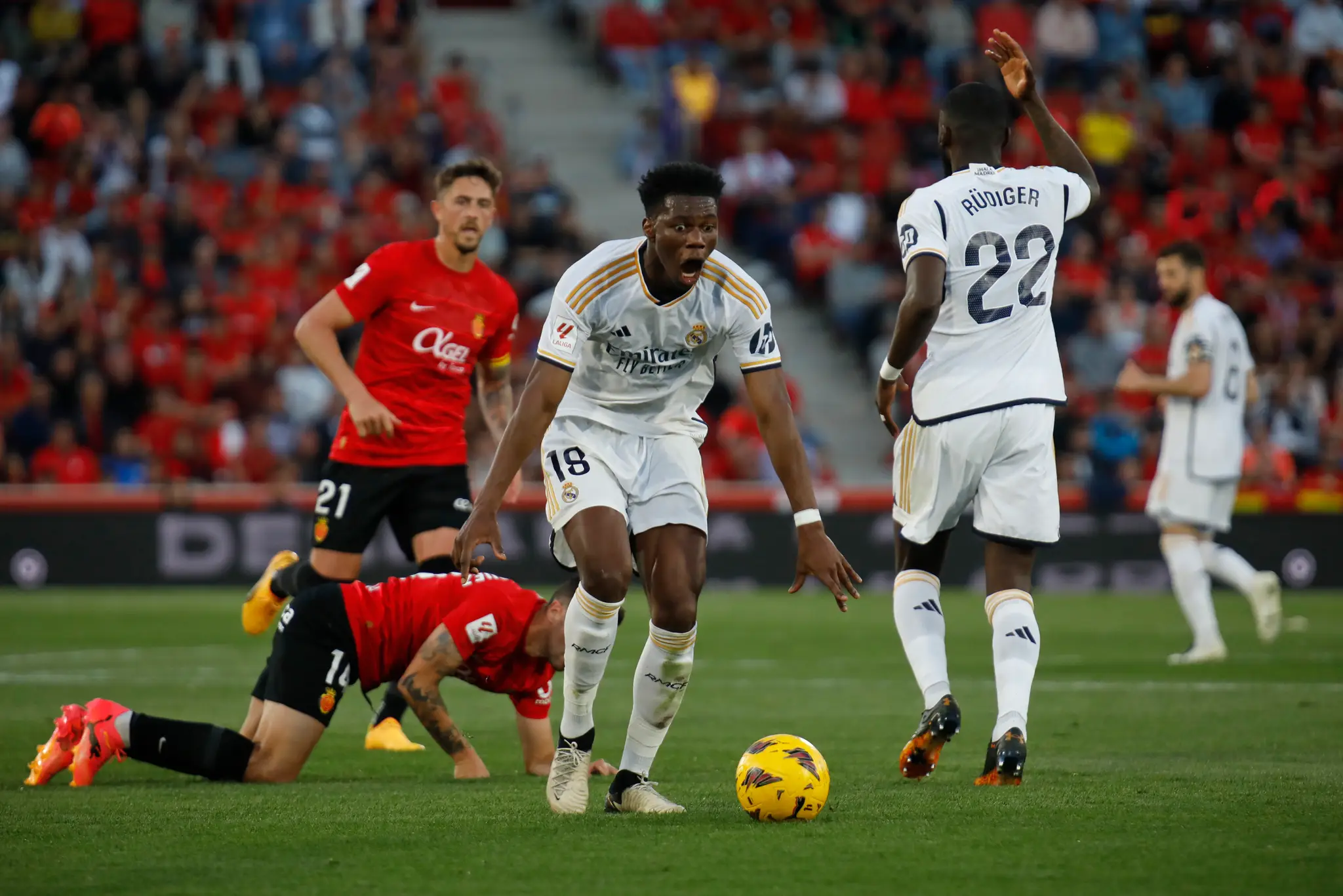 Futbalista Aurelien Tchouameni (uprostred) z Realu Madrid reaguje v zápase 31. kola španielskej La Ligy.