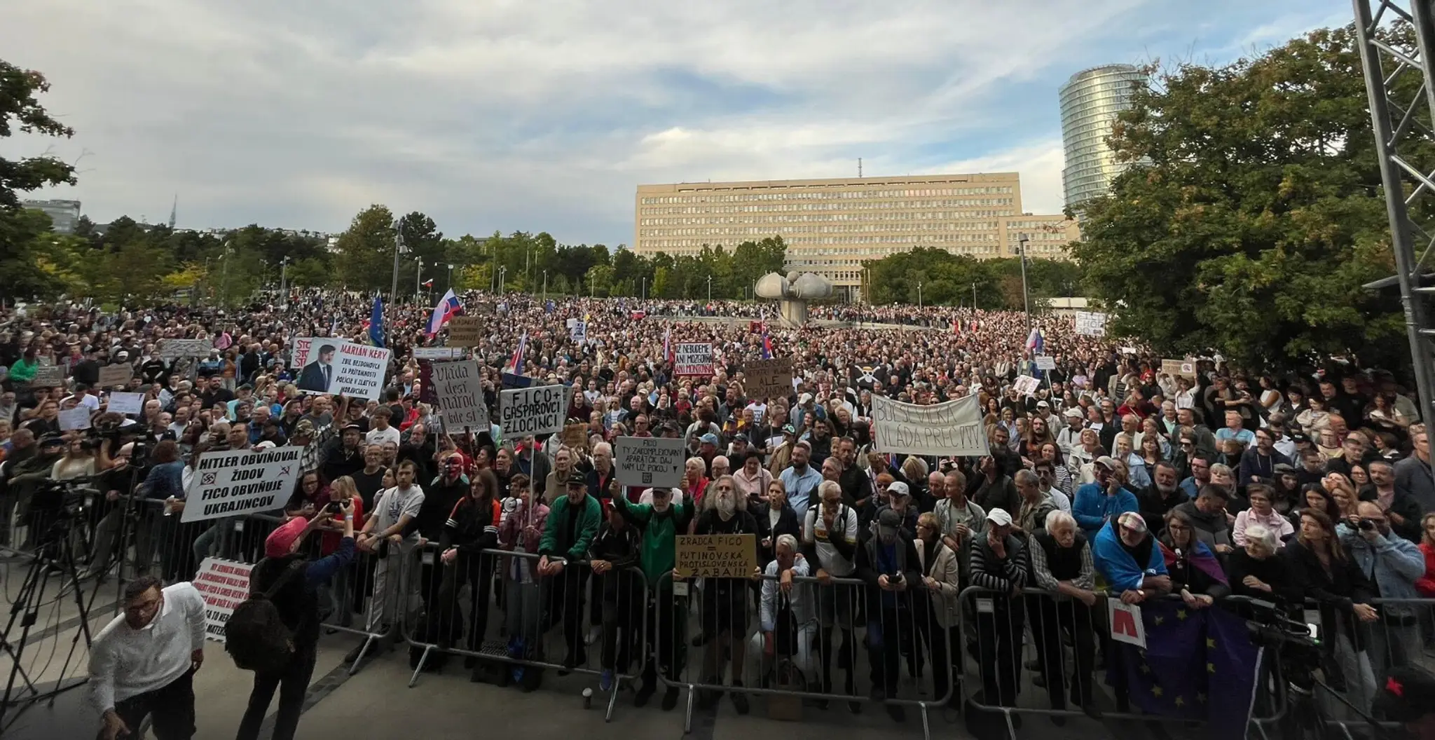 Na snímke ľudia počas protestu v Bratislave.