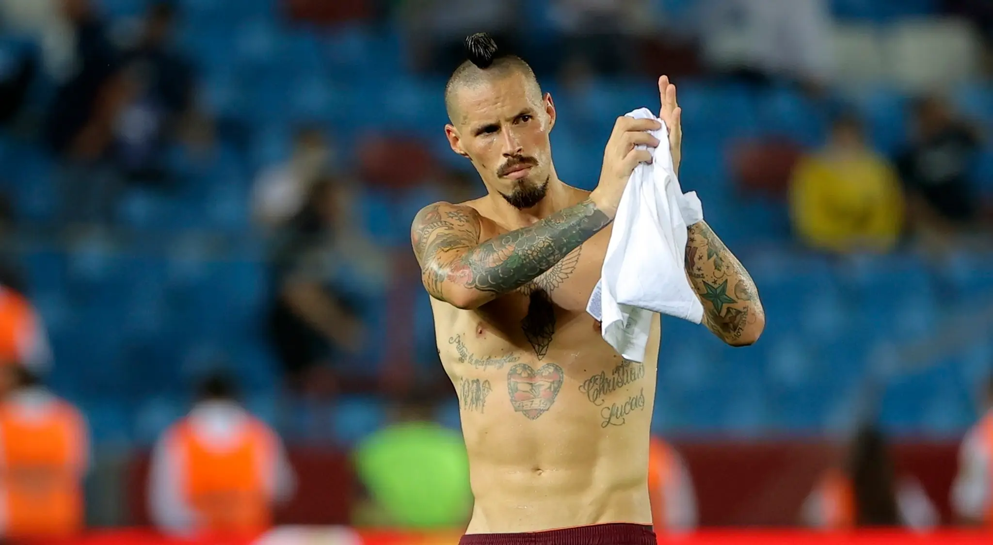 Slovenský futbalový reprezentant v drese tureckého Trabzonsporu Marek Hamšík tlieska divákom.