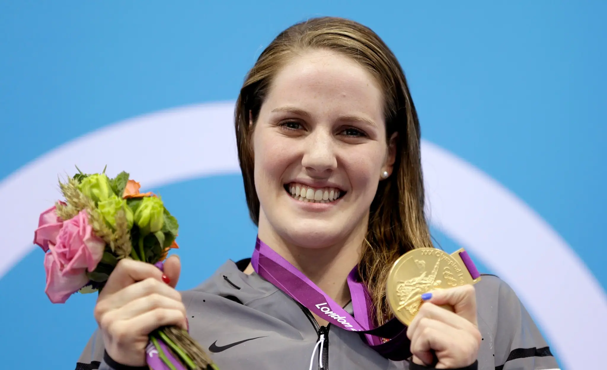 Missy Franklinová pózuje so zlatou medailou počas OH v Londýne.