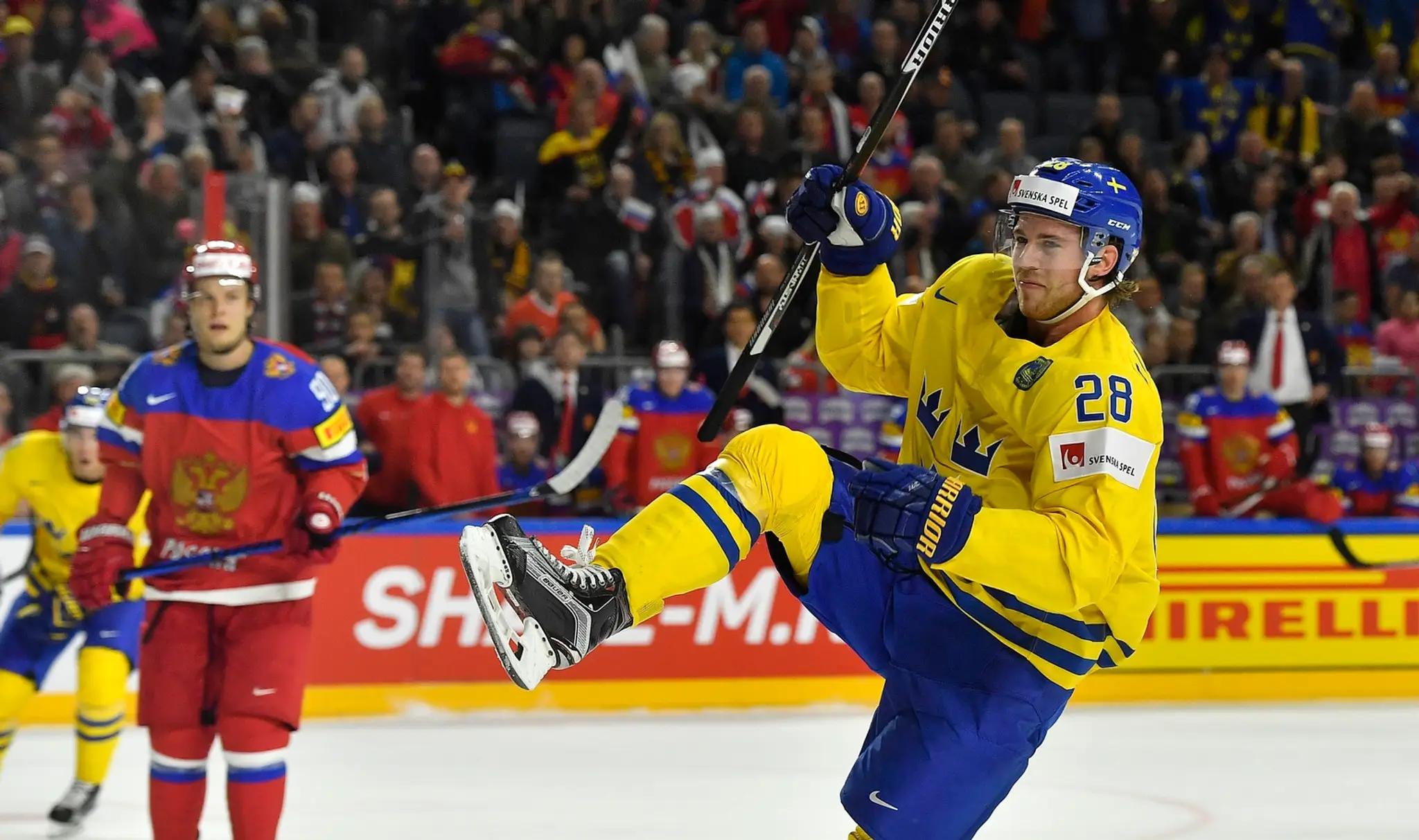 Švéd Elias Lindholm sa teší z gólu na MS 2017 proti Rusku.