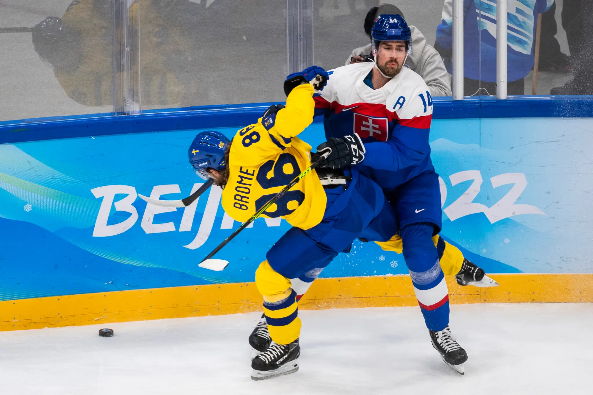 Na snímke zľava hráč Švédska Mathias Bromé a hokejista Slovenska Peter Čerešňák.